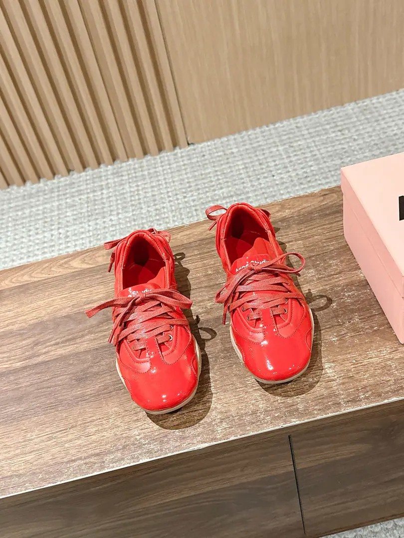 𝐀𝐜𝐧𝐞 𝐒𝐭𝐮𝐝𝐢𝐨𝐬# Akeney's new ballet shoes. The first ballerina shoes were launched in combination with the hotly-sung ballet shoes.! The whole pair of shoes also looked at the shoes on the frontal feet of the ballet actress., Build the first half of the tie design., There's cross-bands in the back of the feet., - A boat's shoe., Long, long, long head, etc., They're a little bit like toes.. Shoes are made of leather with a tattoo., And a fine decorative tie on the back of the shoe., And a pair of seamless rubber shoes., A pair of flat shoes with a romantic and street feeling.. The first time I've ever been able to do this is a combination of rice and light blue., The rice has a crack., The light blue is Danning material., The old colours of the water are reminiscent.. Size: 35-39（40I'll make sure I don't change it.）