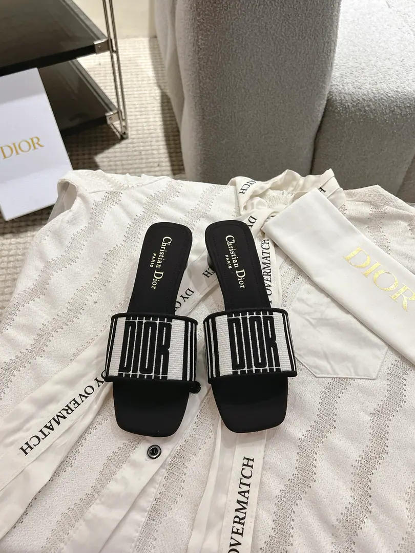 Circle D*or2026♪ Spring and summer ♪ CD•Ms. Dio has a long-term embroidered slipper. Christian Dior has always been a gorgeous and elegant noun., In fashion, the top of the world.👍 Especially worth mentioning.: A salivation.✨Pattern, Re-presentChrstian DiorOne of the precious symbols.✅ Original version*Full package More than 100 colors. ◽️Shoe.: Top-of-the-line embroidery cotton cloth. ◽️Uchi.: Import of sheep skin ◽️Otsumi!: The original is really leather. ◽️Codes: 35-41 (41Do it.) ⚠️⚠️⚠️Because of the color., Individual colours to be ordered, No, no, no, no, no.
