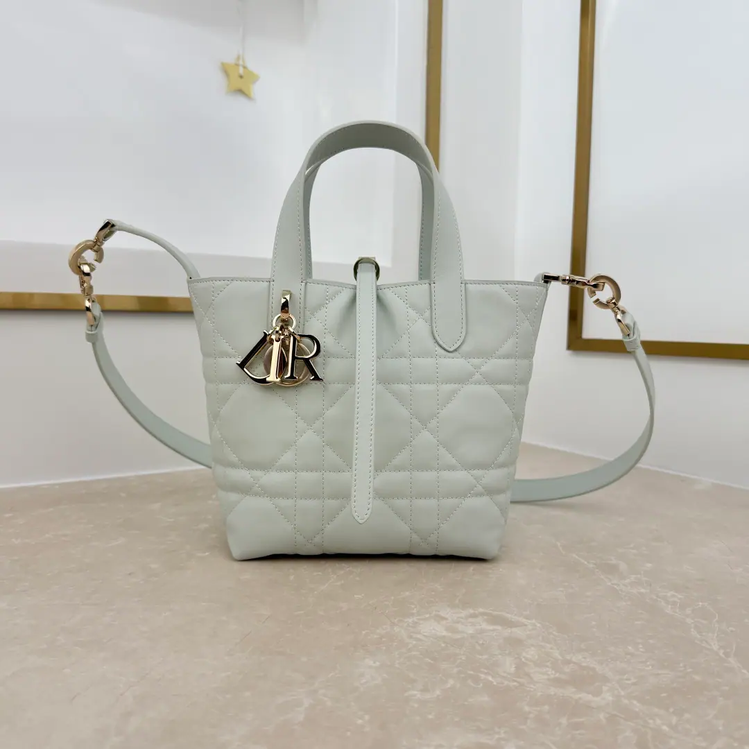 M2835_Soft Green This one. Dior ToujoursThe hard-hand bag is a new dress set from early 25th., Fashion is practical., Don't make a single.. It's carefully crafted with cattle leather., I'm gonna use the super-trub line., A wide internal partition would accommodate a variety of daily supplies.. It's got a thin leather belt., I can safely collect all kinds of items., There's another one.CD Lock LetterDknob button, Reconciled on both sides, Raise the tone. Small sizes, Top leather handles with disassembly leather shoulder belts., But the handy., Shoulder or slash Subject:- It's a leather.:Cow leather. Double-share design:Fecky BandChristian Dior ParisTie the pair.CD Lock- Pull! D.I.O.R.The hanger. The inside bag can be placed on the top leather handles of the card and remove the leather straps. Dimensions: 16×18×12 Paragraph: 2835