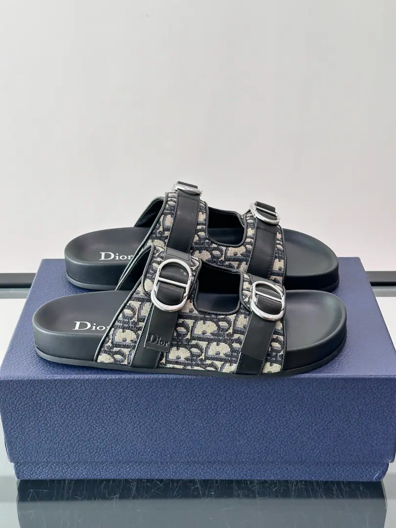 Codes38-46 Dior Aqua Shoes. 🩴Fly-feathers. This one's been re-engineered. Dior Aqua The sandals show Jonathan.·Anderson. (Jonathan Anderson) Innovative perspectives, A delicate balance between comfort and leisure.. A stylish leather belt with a stylish cow. CD Tights., Create the desired appliance. And the inside of the foot is light., Soft design, It's the ideal choice for this season's costumes.. Regulator-able band with metal overlay metal buttons Black for feet. PU And the leather inside. Black rubber soles, with a vine tattoo. It's nice.🤩It's so nice.👔