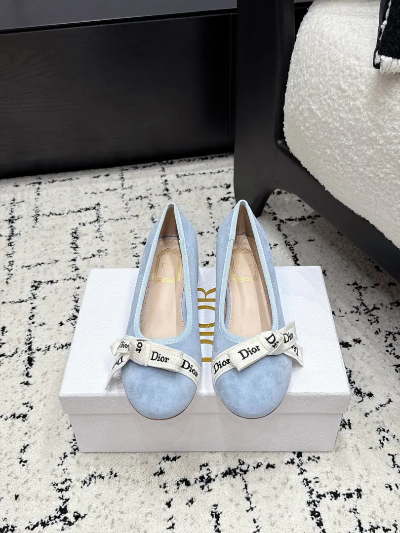Dior Dio. 26/The new butterfly will be a pair of heels in the spring and summer. This one. J'Adior Muller's shoes are from Jonathan.·Anderson. (Jonathan Anderson) I'm grateful., Show me the art., To improve the style with fashion.. Elegance round shoe head design, Double Dior A strap in a embroidery band with a flat bow.. It's a fine, elegant and stylish shape.. ✔️Fabulous.: - The old bouquet./Bullskins. ✔️Uchi.: Lamb skin. ✔️Otsumi!: Italy is a big-ass country. ✔️He's tall.: 3.5cmLeft and right ✔️Size: 35-41 （40 41Do it.）