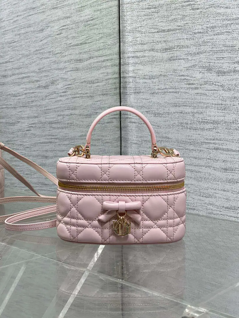 Current‼️DiorThe Dio Top Class was originally packaged in full original form DiorButterfly is wearing a makeup bag., Classic Drinkle.+Butterfly Metal Remand, ♪ Elegance and graceful ♪✨Soft little sheep's skin is light and durable., Daily commute, It's perfect for the streets.！Handheld+Slash Dual, It's a little flexible., The interior space can be useful and fashionable for small things like cosmetics.💼. Spring and summer are paired with light colors., It's easy to raise the image., It's a fashion one-size-fits-all.！ Size. 17.5*10.5*8cm 0007