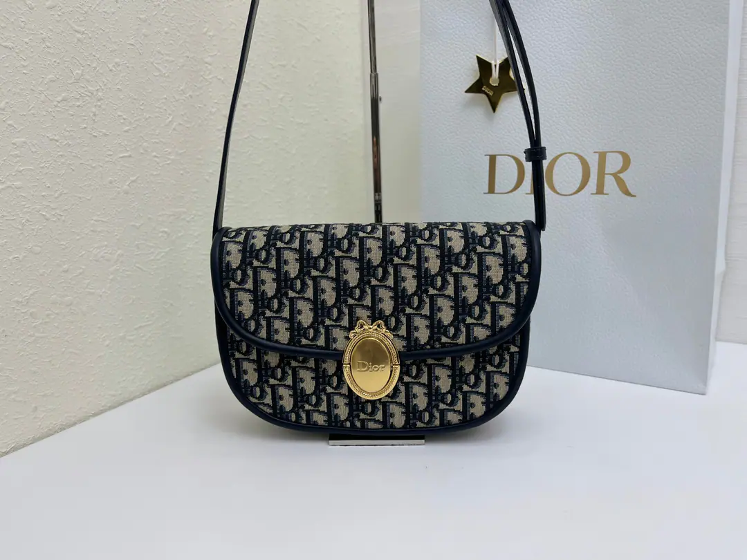 Blue cloth.‼️ Dior Medaillon The cap bag is...• A hundred-dollar classics., by the dotted Dior Medaillon Pull the rings up the tone., Echo Dior Sharon's 18th century cocoa wind. Greme.. Medium, A pair of leather-resilient straps., Shoulder or slash Dimensions: 23× 16x 6.5 centimetres 3922 0002