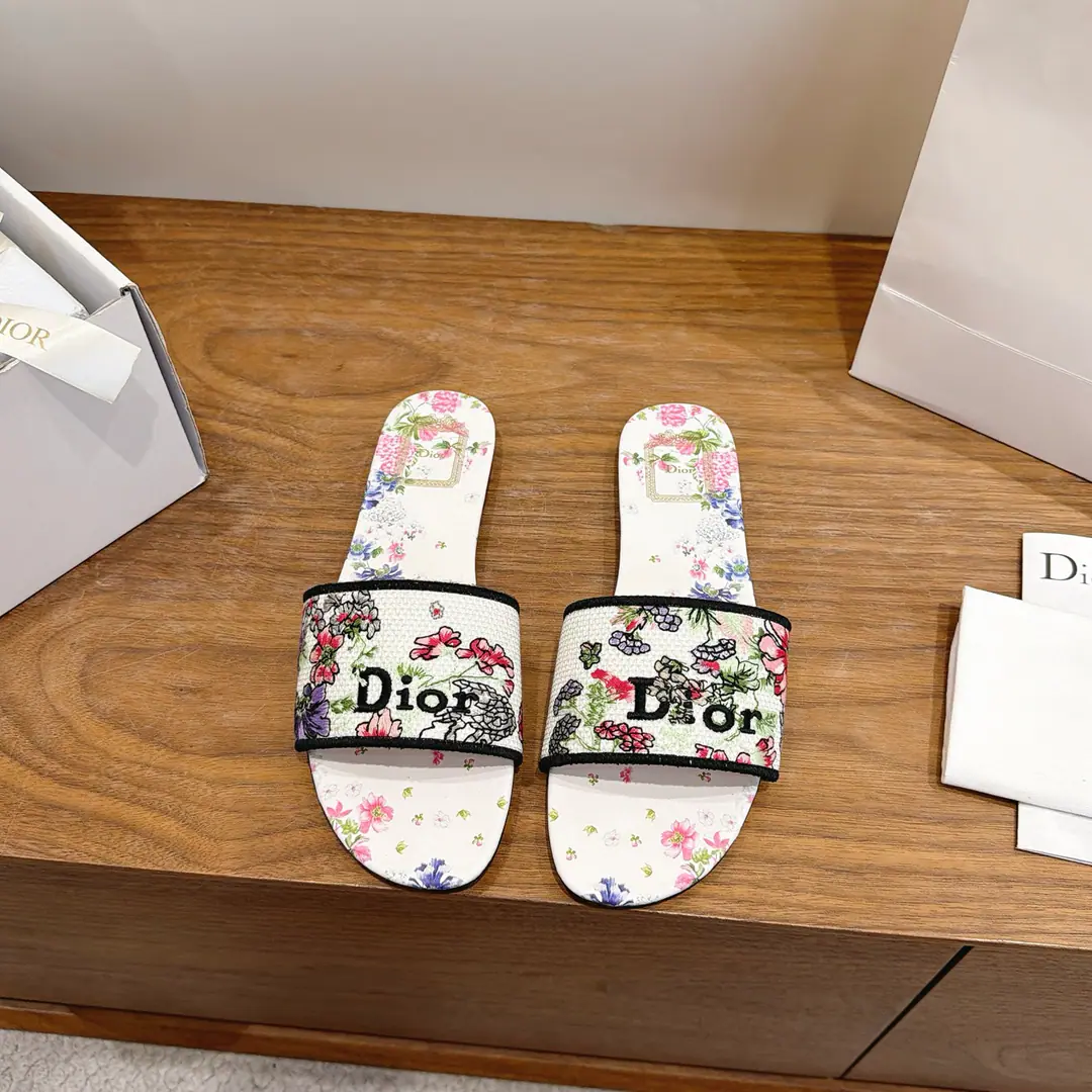 Dio. Dior 2026Spring and summer, the new girl's shoes. CDLetterlogoStereo-decording A pair of big, jelly-colored slippers. Market Top Version Material:The original shoe-faced, high-temperature water-melted cotton electrocution technology is a silky piece of fabric.+In the skin of the sheep.+Italy is a big-ass country. Packaging: Every pair of shoes. size: 34-43（34.40.41.42.43You're gonna have to do it or not.）