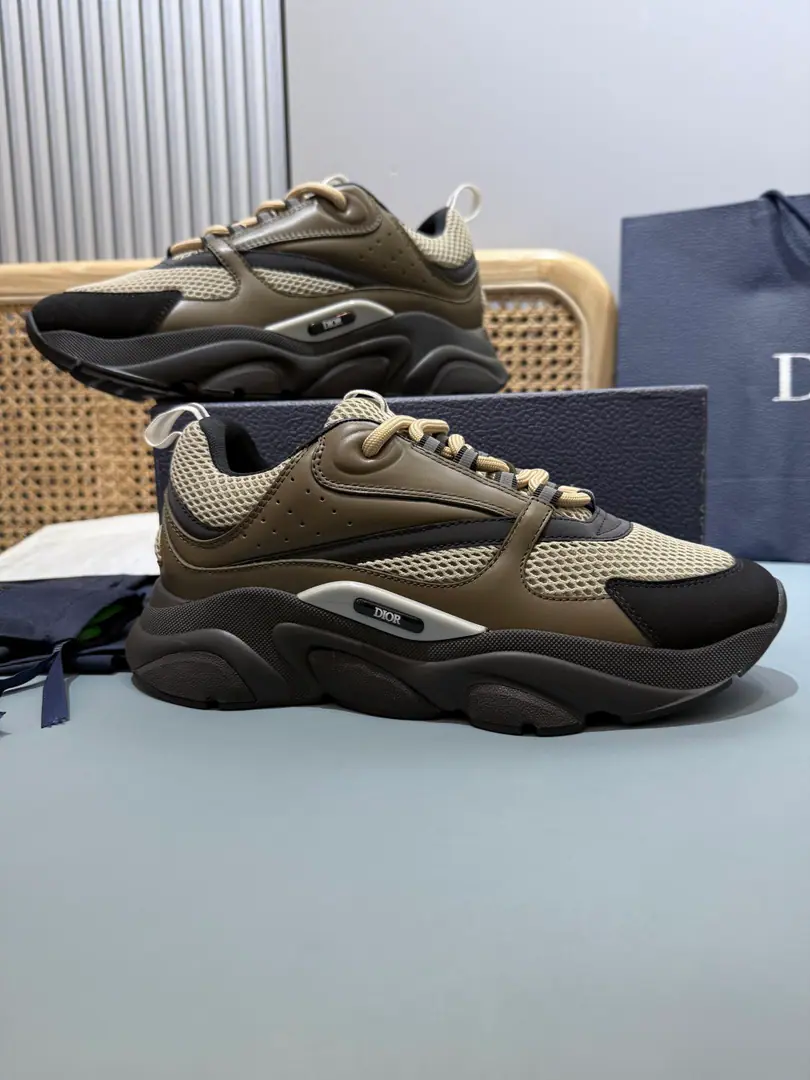 Top (Heavy Bottom) Men👨🏻Plant price, Dio*Dio.B22Series of sneakers. The inspirational low-banded contour from the retrorun run shoe is the use of gray cow leather and blue and white web-eye fabrics to bind the shoe face., It's a black match., White and blue rubber shoes.. Blue eye-folded shoe tongue and heel support nylon ribbon decorations., Sidesark“Dio～”Logo. It's a sharp contrast to the suit., Add a fashion breath of sports clothes to your appearance. The thick is a lot higher.4cmLeft and right～ Codes: 39-47（46.47I'll make sure I don't change it.）