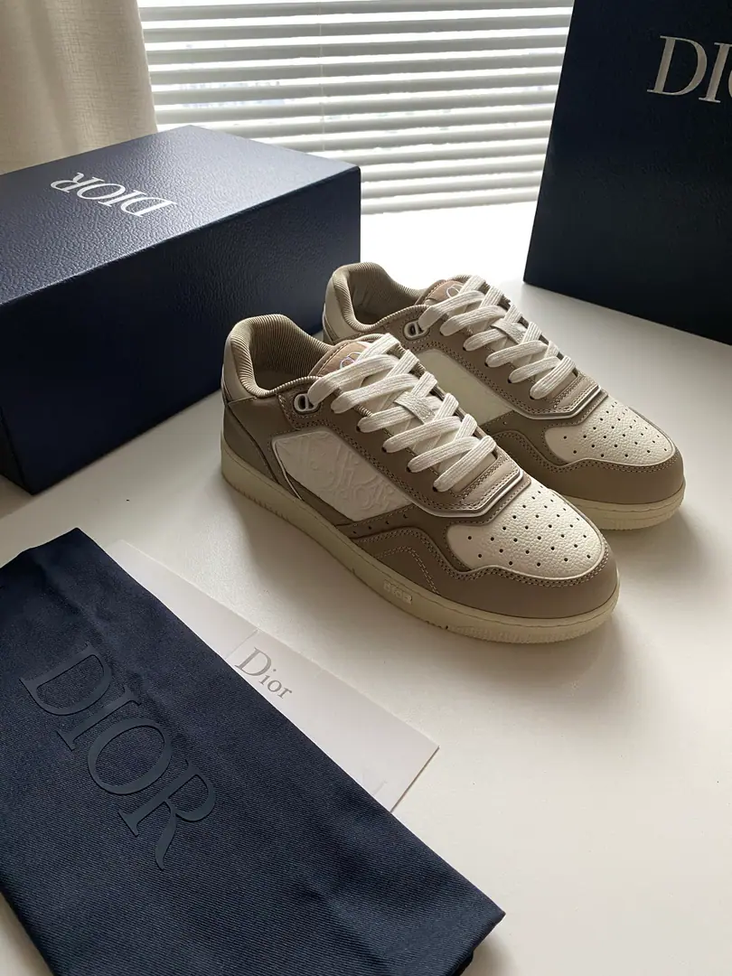 New paragraph B27 Uptown Low gang sneakers.✔️ B27The series is... Dior A classic one.. It's carefully crafted using the Navy's blue and white-coloured cattle leather., ♪ With white D～or Gravity Print Effect Leather Collapse. This leather will be used in the crushing process. Oblique The stamp is on the skin of the cow., Chan D～or The most wonderful process of the workshop.. CD Icon The shoes are so beautiful and so delicate., White rubber soles., The tongues and the heels of the shoes are all red-coated with classic details., More sophisticated.. Low-end design, It's a lot of fashion., It's a good thing to wear different costumes.. Codes: 39-45 Colours: Navy blue., Shokachi.
