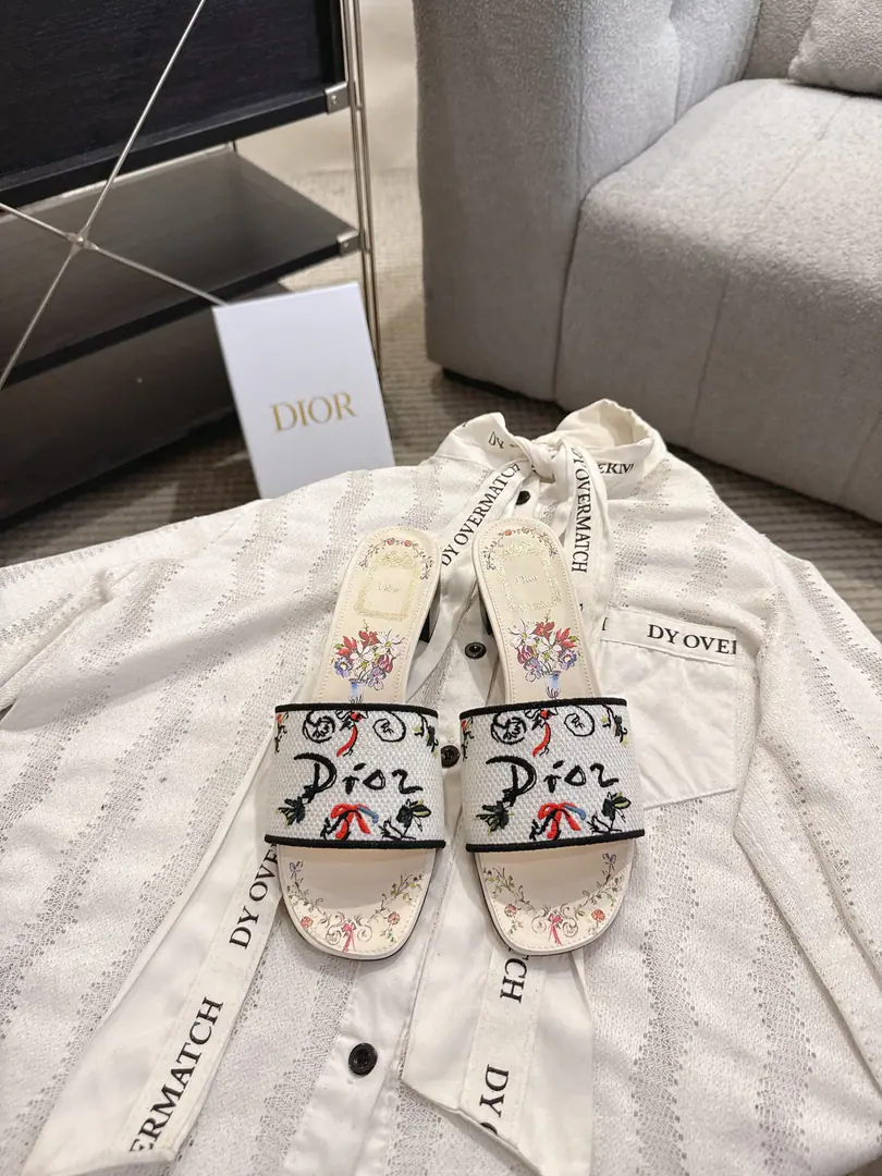 Top version run price High heels Dror2026♪ Spring and summer ♪ CD•Ms. Dio has a long-term embroidered slipper. Christian Dior has always been a gorgeous and elegant noun., In fashion, the top of the world.👍 Especially worth mentioning.: A salivation.✨Pattern, Re-presentChrstian DiorOne of the precious symbols.✅ Original version*Full package More than 100 colors. ◽️Shoe.: Top-of-the-line embroidery cotton cloth. ◽️Uchi.: Import of sheep skin ◽️Otsumi!: The original is really leather. ◽️Codes: 35-41 (41Do it.) ⚠️⚠️⚠️Because of the color., Individual colours to be ordered, No, no, no, no, no.