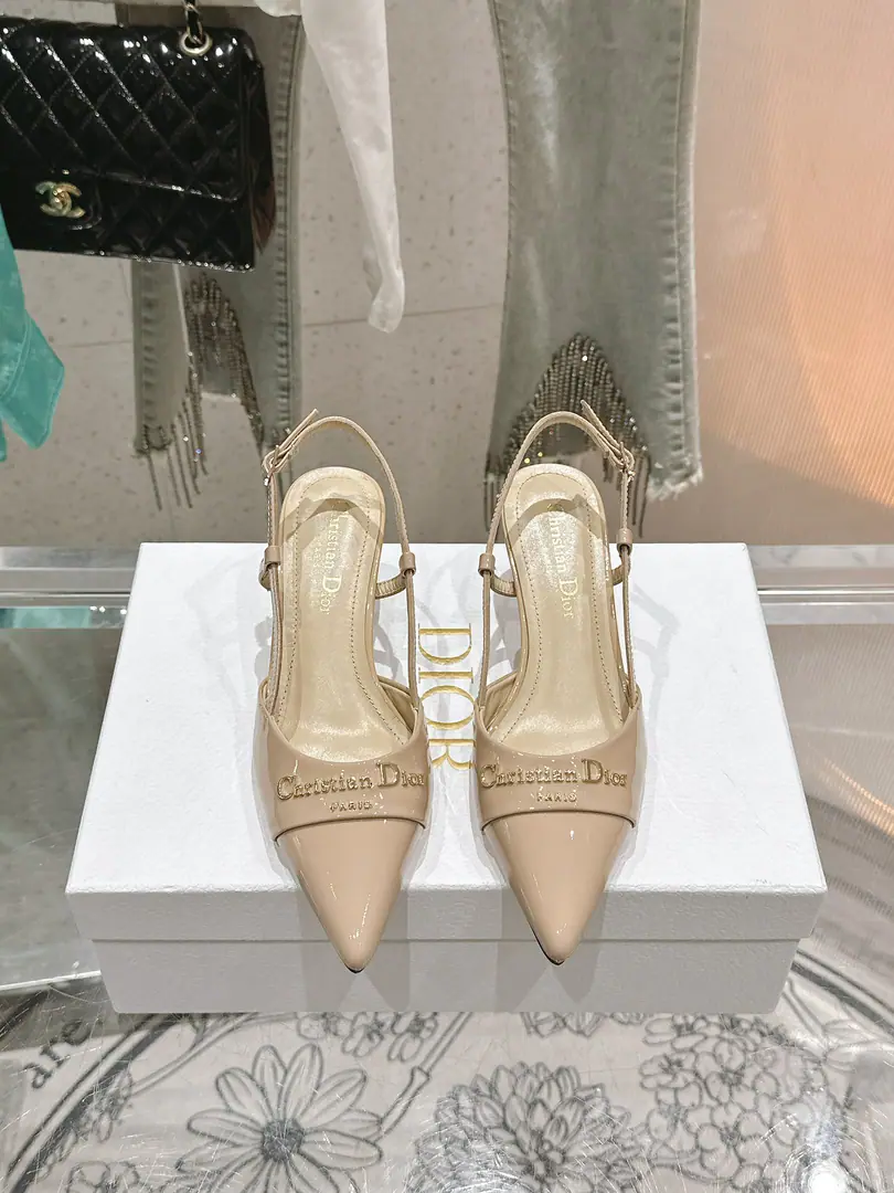 🏧𝐃𝐢𝐨𝐫The Dior's new Mary Jane. LetterlogoThe back of the sky with sandals. Original scribbles on the shoe surface The insides are all sheep's skin. The original Italian is a leather. He's tall.5.5cm Codes35-42 [40.41.42Custom]