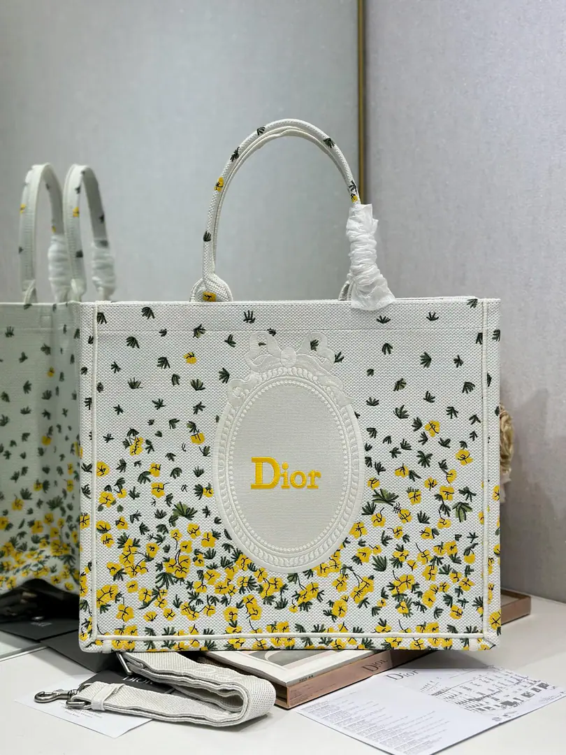 【A yellow mirror with a shoulder belt. Big number.】 Dior book tote Shopping bags This one.Book ToteThe bag was inspired by Maria the Head of Women's Creatives.·Katya.·Cory.（Maria Grazia Chiuri）It's a reflection.DiorThe beauty of the game.. I can collect all kinds of daily supplies., A new act.BayadereMixed effectD-StripesA pattern embroidery, More fashionable.. "and the head"“Christian Dior”Mark, Well, that's all.DiorThe most beautiful process.. Paragraph: 1286 Dimensions: 42×35×18.5cm 0006