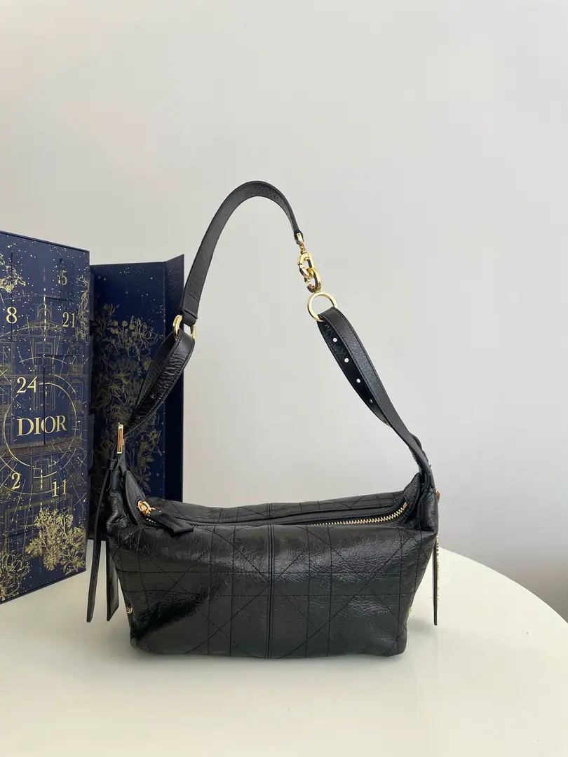 Small spot.‼️ JourneyA series of wax skins., The year of the war is over., Hit the center on the bar., It's a loose feel.hoboBags, It's soft and free., The ancient oil wax skin., A gold letter-and-strap button., The whole thing is so sophisticated and stylish., A very good letter-skin., The details are very well in place., It can unlock multiple backs., Handbill shoulder and slash, The key is to use it too lightly., It's big., The stylish people know the gold content. size:25.5*14.5*14cm 9913