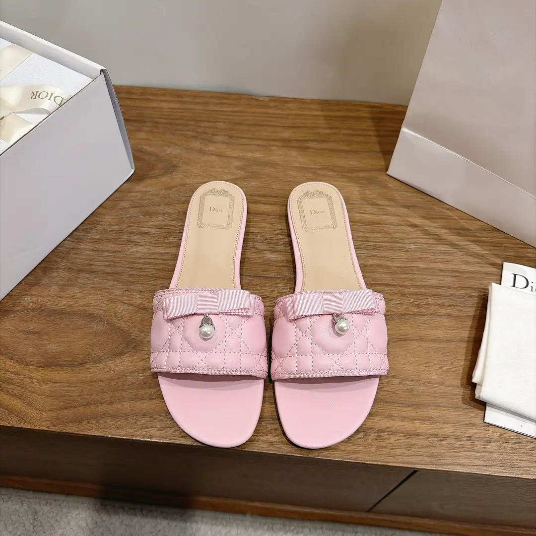 Aircraft box The factory price is flat. Dio. Dior 2026Spring and summer, the new girl's shoes. CDLetterlogoStereo-decording A pair of big, jelly-colored slippers. Market Top Version Material:The original shoe-faced, high-temperature water-melted cotton electrocution technology is a silky piece of fabric.+In the skin of the sheep.+Italy is a big-ass country. Packaging: A plane box per pair of shoes size: 34-43（34.40.41.42.43You're gonna have to do it or not.）