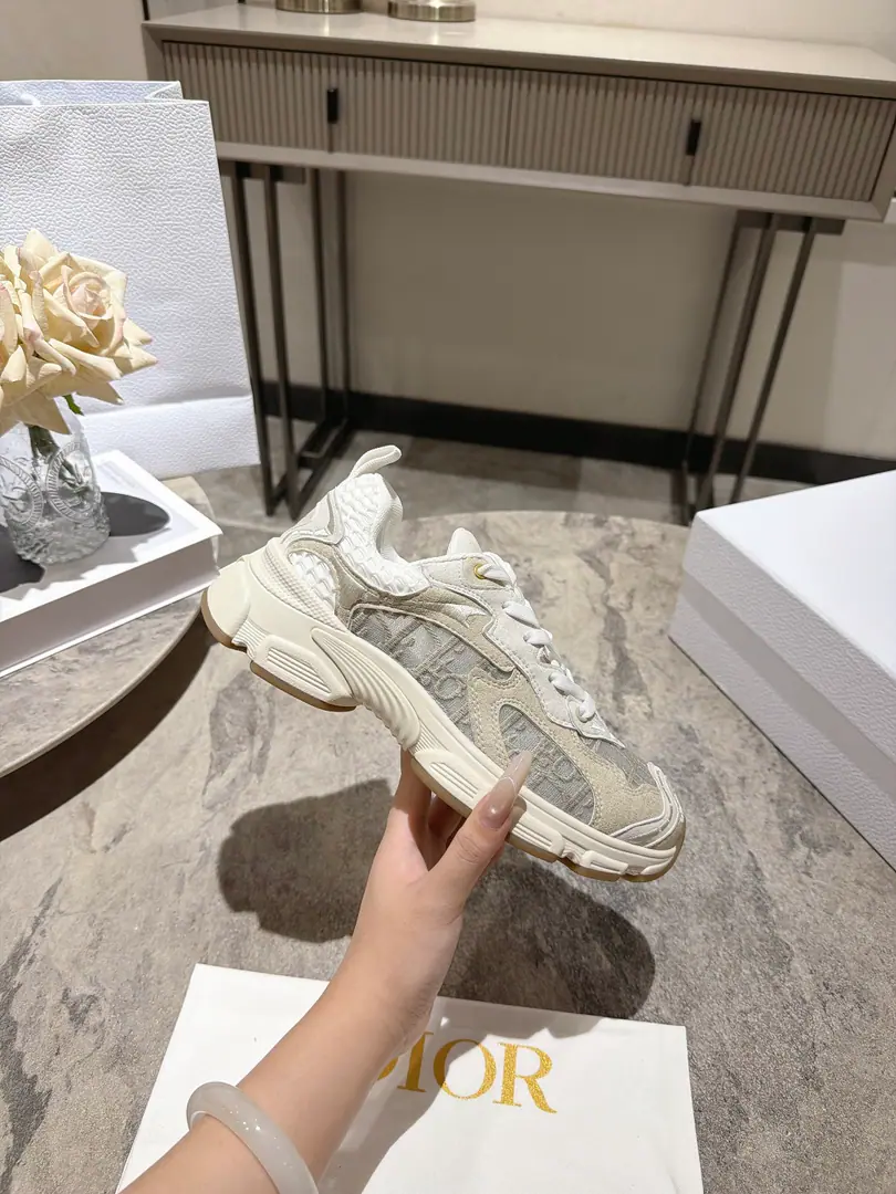 The latest blast. Star money.2026The main thruster. The new Dio. Dior Chrono New leisure sneakers, old dad's shoes. It's really cool., The future is so strong.!Really good.！Once again, the idea of Diocuncupation was played out., Lucky star is good luck for you., It's brand new.EVAThe soles are so light and soft.!The original is perfect.！Full-to-Purpose Material Modular！！35-39(40.41.42Do it.)