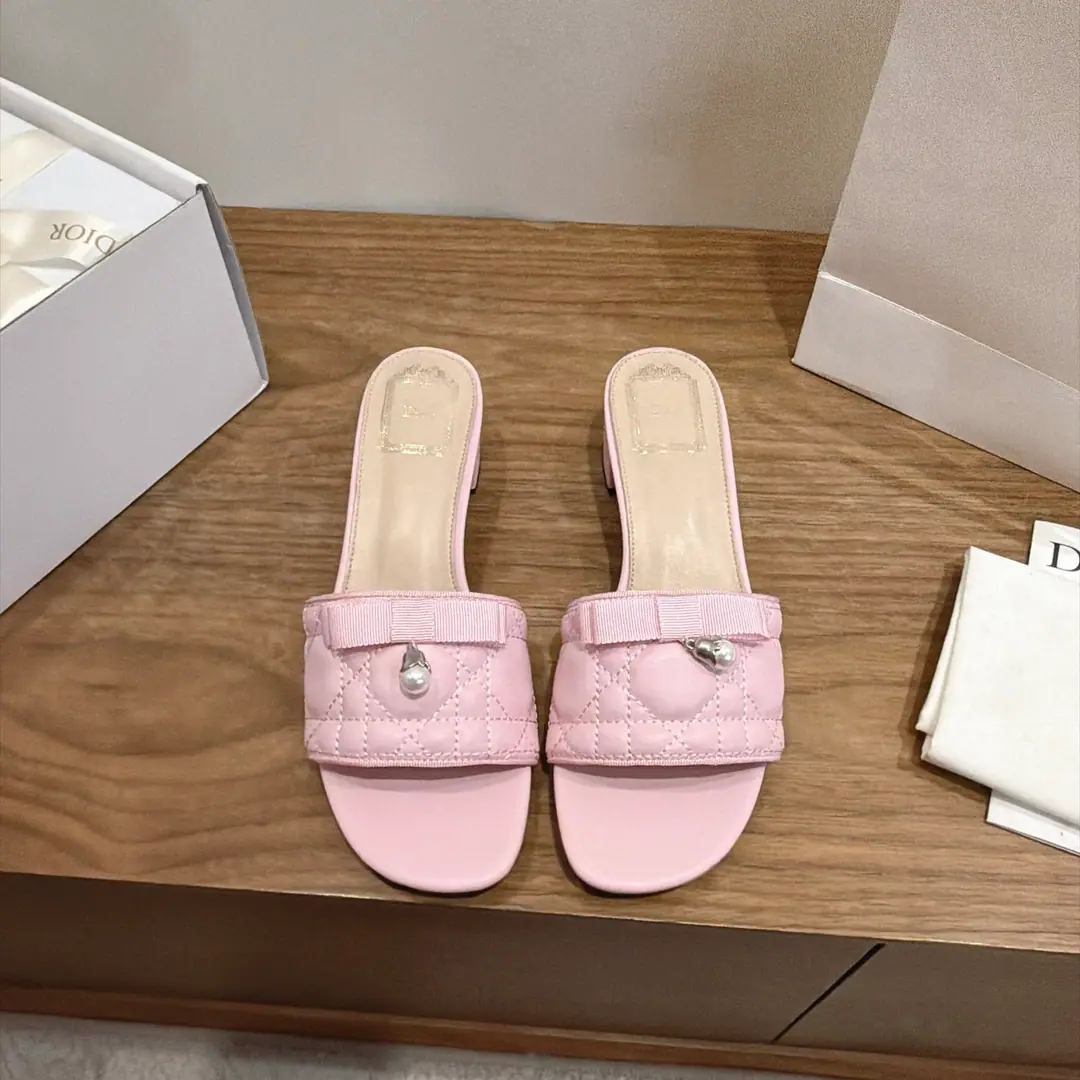 Aircraft box The factory is expensive. Dio. Dior 2026Spring and summer, the new girl's shoes. CDLetterlogoStereo-decording A pair of big, jelly-colored slippers. Market Top Version Material:The original shoe-faced, high-temperature water-melted cotton electrocution technology is a silky piece of fabric.+In the skin of the sheep.+Italy is a big-ass country. Packaging: A plane box per pair of shoes He's tall.:4.5CM size: 34-43（34.40.41.42.43You're gonna have to do it or not.）