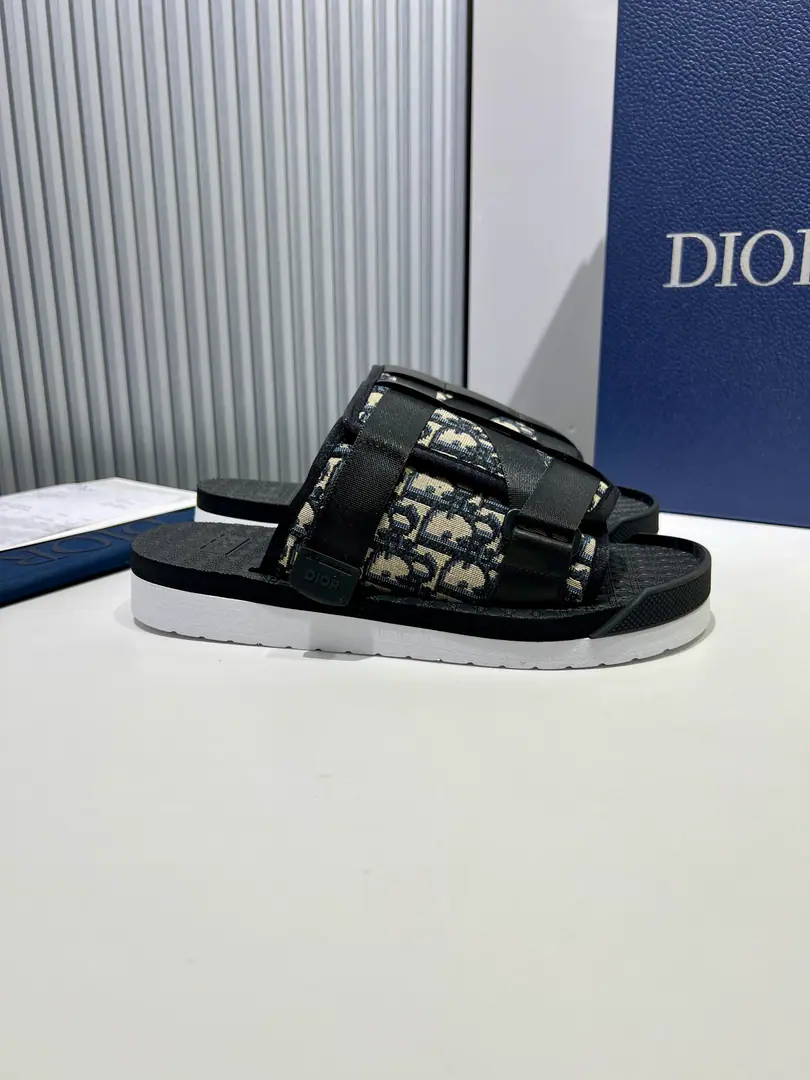 Men👨🏻Plant price, Dior Dio. Alpha ObiqueTelecodile fashion slippers The wrappers are special in the use of rice and black. Dior Oblique The classics are very familiar with electro-mapping. The pattern originally started with 1967 Introduction. This sandal is based on a solid pair of rubber shoes., With black nylon., Sidesark“Dior”Logo, Heads of front rubbers.. You can wear jeans or pants., To improve the tone of the recreational dress.. Size:39-45(46I'll make sure I don't change it.)