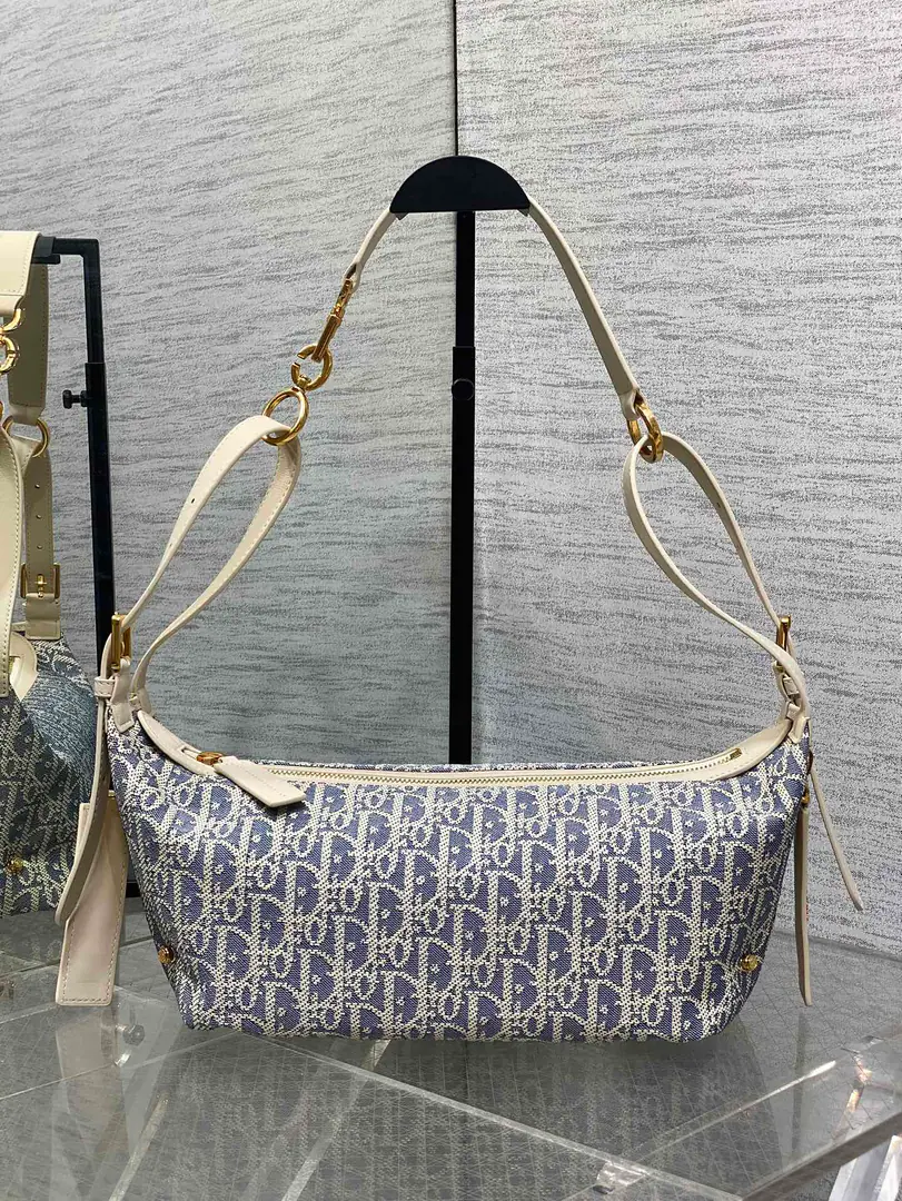 Small spot.‼️ JourneyWine and coconut weed series, It's so summertime., The blue ones are with the milky white cow skin., The light color system is fresh and healing., It's a loose feel.hoboBags, It's soft and free., Gold letter-and-strap button., The whole thing is a little old and a little advanced., A very good letter-skin., The details are very well in place., It can unlock multiple backs., Handbill shoulder and slash, The key is to use it too lightly., It's big., The stylish people know the gold content. size:25.5*14.5*14cm 5865 0007