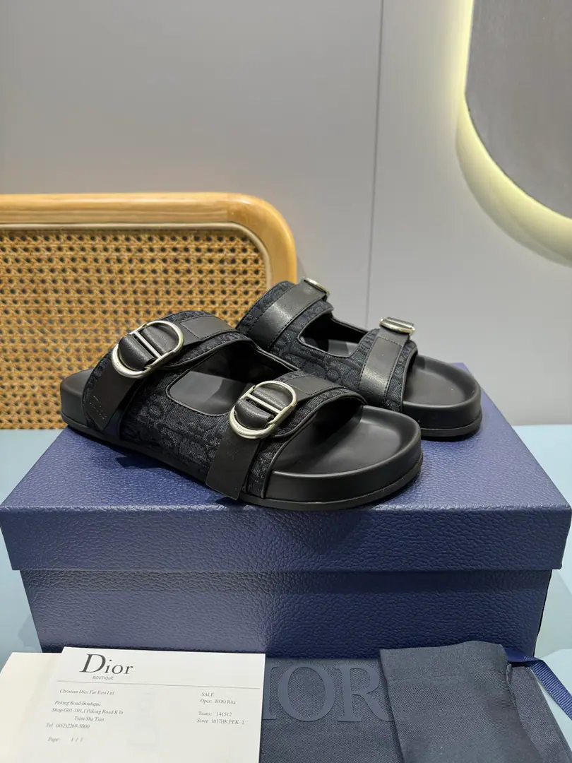 Men👨🏻Plant price, New paragraph 🆕Dior Aqua A man's slippers are elegant and leisurely.. - I'll take a D.～Ash CD Diamond Reconstruct the canvas., Inspired by the... Dio～Archives. Match“D”Signs and commo-tone bottoms, It's easy to match shorts or jeans., Make a fine shape.. Codes: 39-46 (46I'll make sure I don't change it.)