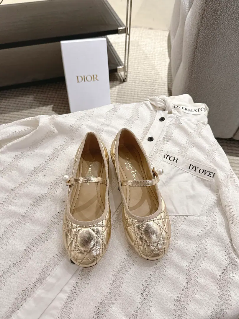 Dior｜26The new ballet shoes in early spring. NewDIORPearls, the diamond ballerina.🩰 Good boy.～ The classic Diotengrass elements of ballet shoes. The bow of the bow is added.CDThe pearl design is fine for details. A girl's got to be comfortable. It's really great. size: 35-42（40, 41, 42I'll make sure I don't change it.）