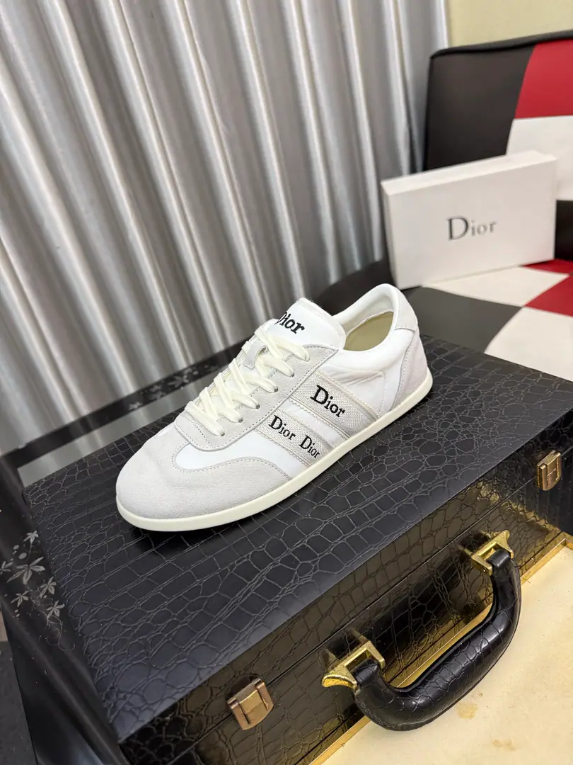 Get out of the factory.⌚️⌚️【Dior】Dior's leisure shoes., Use imported cattle skin pressure to match brand fonts, The back and the cow's skin are high., In the sheep's skin., It's comfortable., Easy., Original, head starter., Official Network1: 1, The bottom of the private model., Codes36One. ️⃣Colour Optional