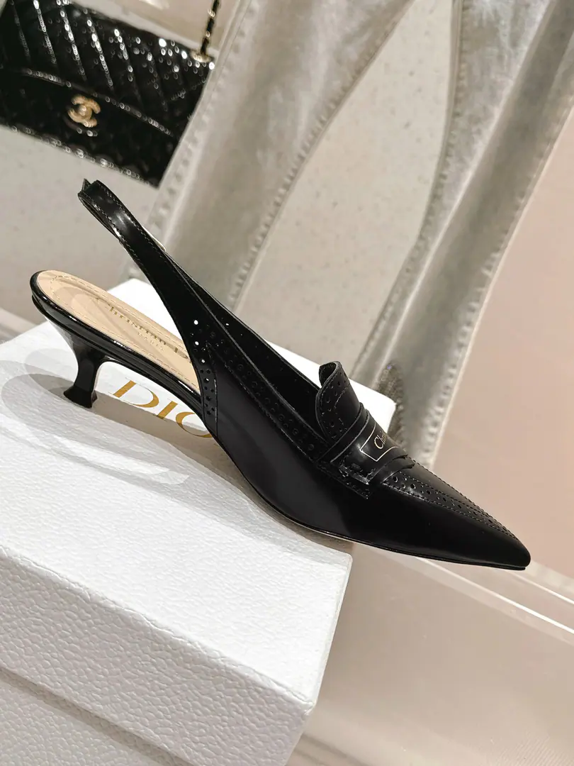 🏧𝐌𝐢𝐬𝐬 𝐃𝐢𝐨𝐫/The Diao classic Paris show. I'm a new cabinet. Pointy-head single shoe series This one.MissThe one-shoe series is a Paris show., Elegance fashion.. It's carefully crafted using paint leather., Shortcut, Shoe-faced metal with gold-faced beadslogoRaise the tone, Elegance atmosphere！Fashioned round-shoes and cylindrical heels are mutually reinforcing., It adds a high quality to the various shapes.. The shoes are painted with imported soft calves. The insides are all sheep's skin. Italian imports are so thick. He's tall.: 3.5cm/7.5cm Codes: 35-41 [40.41.42Custom]