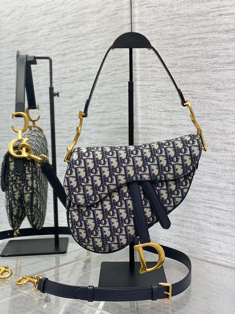 Original factory skin The top-class old blue-collar.➕【With a shoulder belt.】𝗖𝗗 𝗦𝗮𝗱𝗱𝗹𝗲 Classic saddle bag.🈶️The king of the kings., The position is unshakeable.☝️The whole fashion world is still hot this year.🍀This new sale is now being offered with its own strap.！Focus or Dismantling Reconciling Length, - Oh, shit.！Finally.！No more money to match., And save a few more. How can you not go?！And the heat is pushing up to the top again. Size. 24×6×18cm ⚠️Shoulder belts are longest. cm, Shortest88.5cm 0446