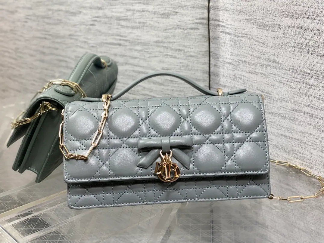 Current‼️ The newest butterfly chainer in the brick cabinet.🎀Signal vine grooves, A classic letter-and-letter strap.🎀👏, A new handle design., With soft sheep skin., Elegance and fashion.🙋, The brightest part is the beautiful pearl chain.😁, Make the whole bag even more sophisticated., Multiple layers and slots inside, A beautiful, practical one.😍 size:21*11*5cm 0502