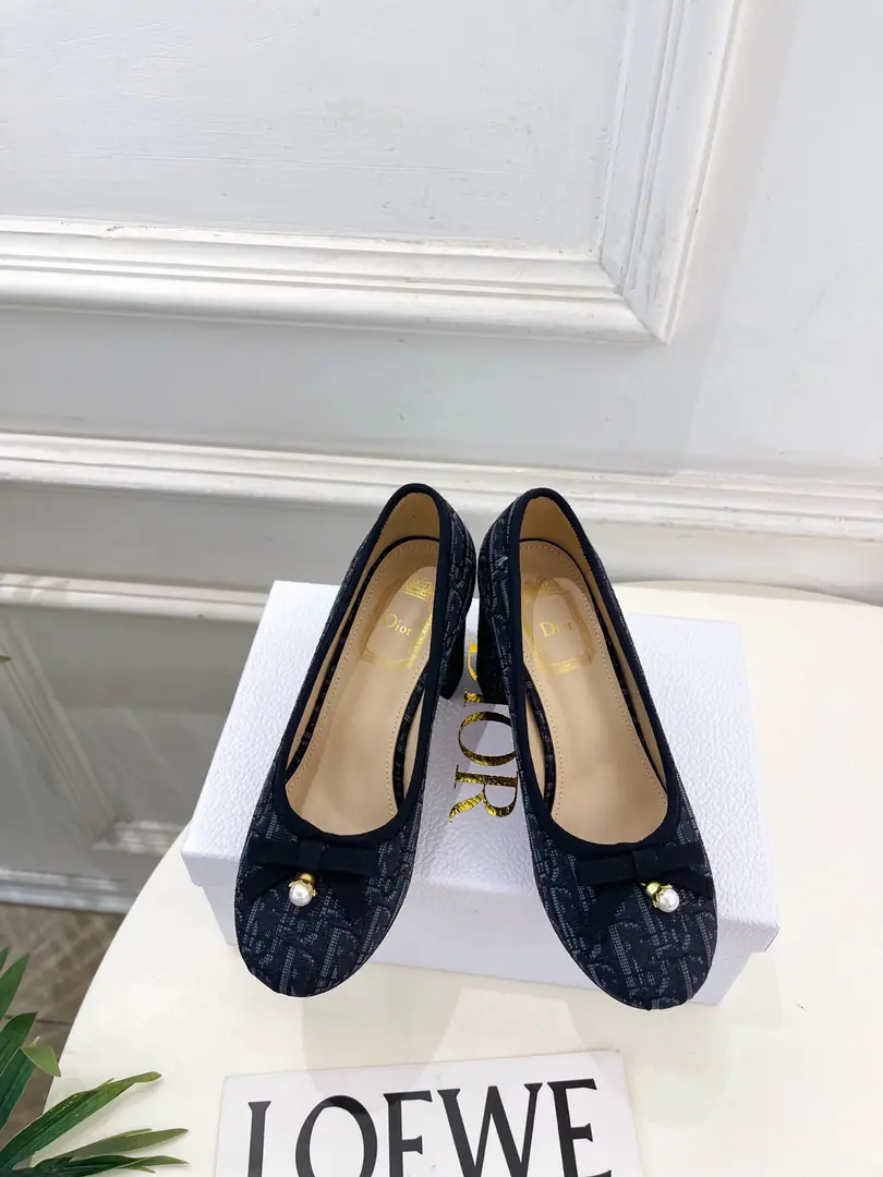 Dior | Dio. 26𝐬𝐬 🧡💚2026Autumn and winter brand new. Top Version⚠️ The owner of the counter is making a new offer. J'AdioButterfly with pearls and heels. New hardware.🆕 ❥BSRequisition level！It's a great sense of excellence.！A huge amount of money from domestic and international bloggers., Old and fashionable. 💎The upper toe blew up.！The boss's push.★ ━━━━━ ЅᏇєєt ━━━━━ ▪️Shoe.: Original Custom Flowers ▪️Uchi.: Imports of sheep's skin ▪️Otsumi!: The original Italian is a big one. ▪️He's tall.: 7.5cm ▪️Shoes.: 35-39（40, 41Custom without re-offer） ▪️Plant price ▪️Numbering: 2608017