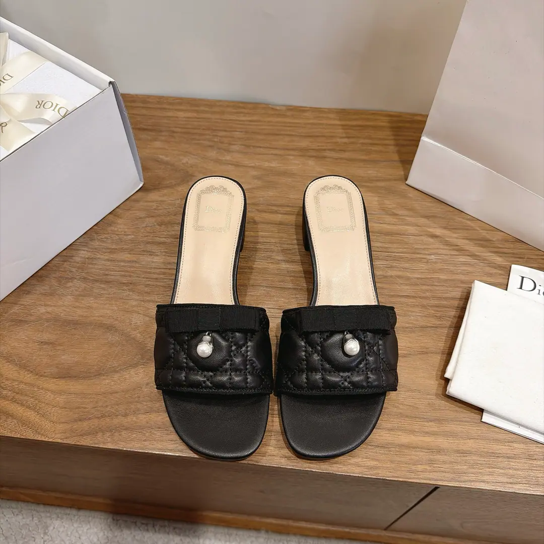 Aircraft box The factory is expensive. Dio. Dior 2026Spring and summer, the new girl's shoes. CDLetterlogoStereo-decording A pair of big, jelly-colored slippers. Market Top Version Material:The original shoe-faced, high-temperature water-melted cotton electrocution technology is a silky piece of fabric.+In the skin of the sheep.+Italy is a big-ass country. Packaging: A plane box per pair of shoes He's tall.:4.5CM size: 34-43（34.40.41.42.43You're gonna have to do it or not.）