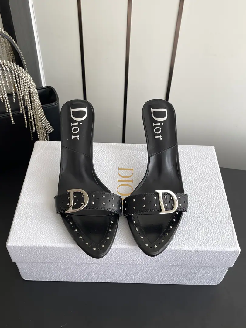 🏧𝐃𝐢𝐨𝐫Spring and summer brand new.CDLetterlogoHigh heels. It's very comfortable. Top Version Material: I'm a mixed-skinned goat.+In the skin of the sheep./Foot.+Italy is a big-ass country. He's tall.8.5cm Codes: 34-42 [34 40 41 42Do it.]