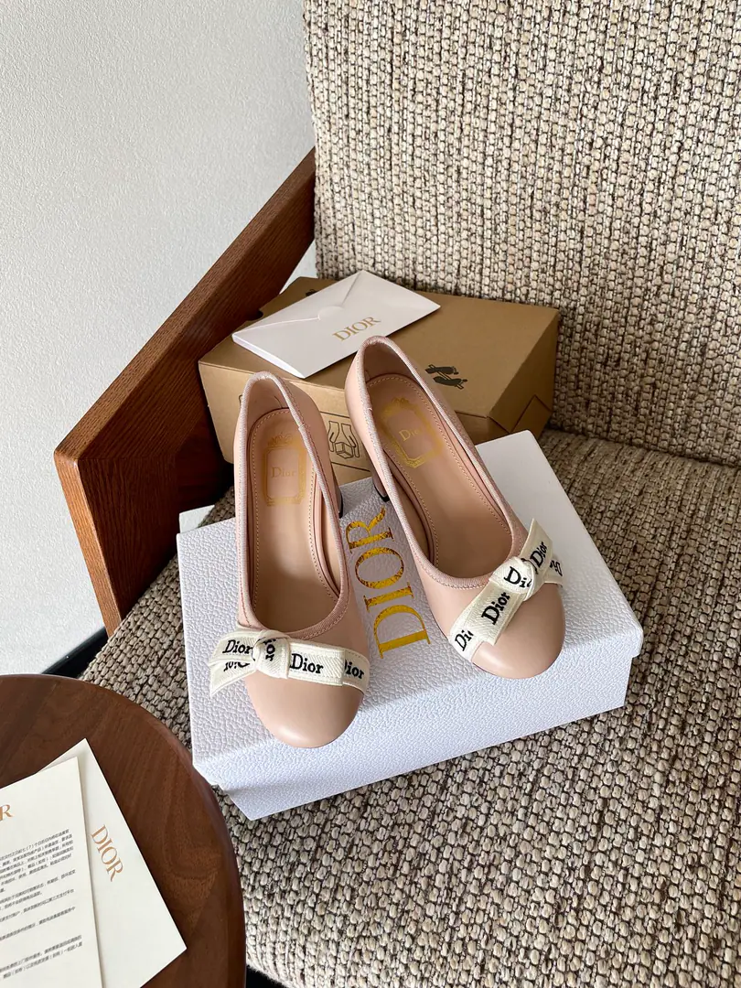 Dior | Dio. 26Spring and summer embroidery.logoWeasels of butterflies tied to the bottom of the round Mary Jane's shoes.！ 🧡💚2026Spring and summer brand new. Top Version⚠️ The owner of the counter is making a new offer. CDButterfly with Mary Jane's ballet shoes. New hardware.🆕 Requisition level！It's a great sense of excellence.！A huge amount of money from domestic and international bloggers., Old and fashionable. 💎The upper toe blew up.！The boss's push.★ Shoe.:Use of mixed-import sheep skin Inside, put your feet on the inside.:Importing crystal sheep skin Otsumi!:Italian imports are so colory. Codes:35-41（40 41 I'll make sure I don't change it.）