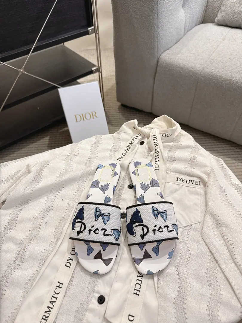 Top version run price Floor Dror2026♪ Spring and summer ♪ CD•Ms. Dio has a long-term embroidered slipper. Christian Dior has always been a gorgeous and elegant noun., In fashion, the top of the world.👍 Especially worth mentioning.: A salivation.✨Pattern, Re-presentChrstian DiorOne of the precious symbols.✅ Original version*Full package More than 100 colors. ◽️Shoe.: Top-of-the-line embroidery cotton cloth. ◽️Uchi.: Import of sheep skin ◽️Otsumi!: The original is really leather. ◽️Codes: 35-41 (41Do it.) ⚠️⚠️⚠️Because of the color., Individual colours to be ordered, No, no, no, no, no.