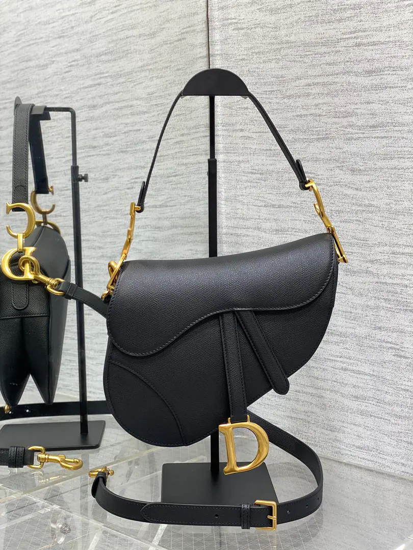 Original factory skin Black Big.➕【With a shoulder belt.】𝗖𝗗 Top Plasma𝗦𝗮𝗱𝗱𝗹𝗲 Classic saddle bag.🈶️The king of the kings., The position is unshakeable.☝️The whole fashion world is still hot this year.🍀This new sale is now being offered with its own strap.！Focus or Dismantling Reconciling Length, - Oh, shit.！Finally.！No more money to match., And save a few more. How can you not go?！And the heat is pushing up to the top again. Size. 24×6×18cm ⚠️Shoulder belts are longest. cm, Shortest88.5cm 0446