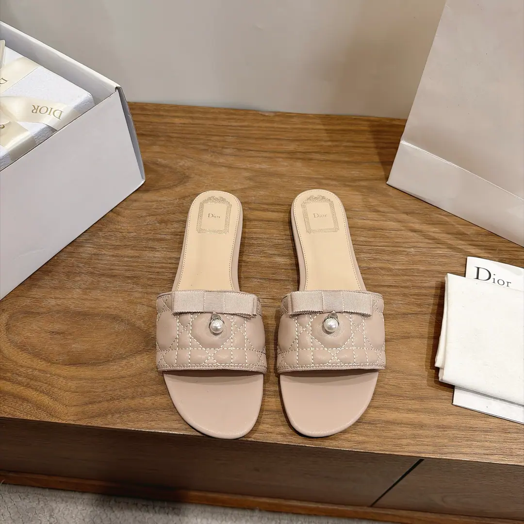 Aircraft box The factory price is flat. Dio. Dior 2026Spring and summer, the new girl's shoes. CDLetterlogoStereo-decording A pair of big, jelly-colored slippers. Market Top Version Material:The original shoe-faced, high-temperature water-melted cotton electrocution technology is a silky piece of fabric.+In the skin of the sheep.+Italy is a big-ass country. Packaging: A plane box per pair of shoes size: 34-43（34.40.41.42.43You're gonna have to do it or not.）