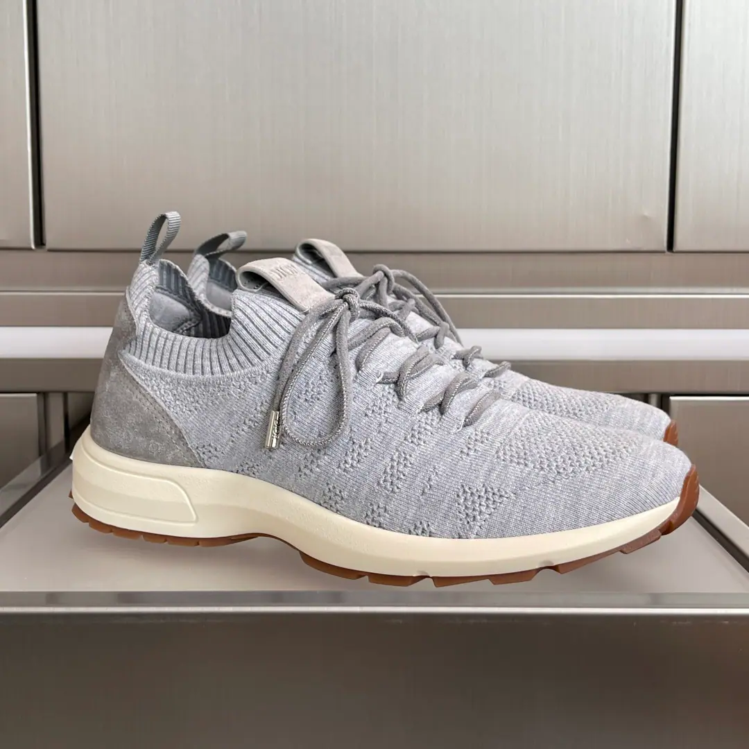 Top Version: Men DiorDio. B80 LoungeSeries Wire Flying Weaver Thick Leisure Sports shoes This one. B80 Lounge A pair of sneakers., The contour and detail are inspired byDior High-end style.. Use gray wool., The wool and the silks are carefully crafted, like the fabrics of the couture., I'm not sure. Dior The classic vine-grain pattern., The back side is combined with the colored velvet with the shoe tongue. Dior Press the patch to the tone.. Light and comfortable., Slings., Design of rear-side tiara rings and decorative fuzzy shoes, Easy to wear.. A pair of thick dented rubber shoes., by the dotted Dior Mark, Can be associated Dior Icons Set the set of models for the series Send a cabinet for fine packaging🛍📦 ▪️Fabulous.: Original custom customised high density knitting material ▪️Uchi.: Import into the air network. ▪️Shoes under the sole.: Original modeling rubber material ▪️Bottom: 4CM ▪️Size: Men39-46