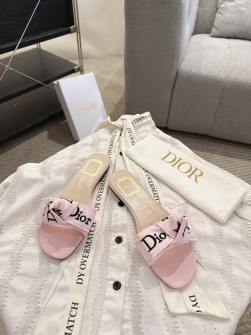Floor Dror2026♪ Spring and summer ♪ CD•Mrs. Dior has a butterfly on her skin slippers. Christian Dior has always been a gorgeous and elegant noun., In fashion, the top of the world.👍 Especially worth mentioning.: A salivation.✨Pattern, Re-presentChrstian DiorOne of the precious symbols.✅ Original version*Full package More than 100 colors. ◽️Shoe.: Top-of-the-line embroidery cotton cloth. ◽️Uchi.: Import of sheep skin ◽️Otsumi!: The original is really leather. ◽️Codes: 35-41 (41Do it.) ⚠️⚠️⚠️Because of the color., Individual colours to be ordered, No, no, no, no, no.