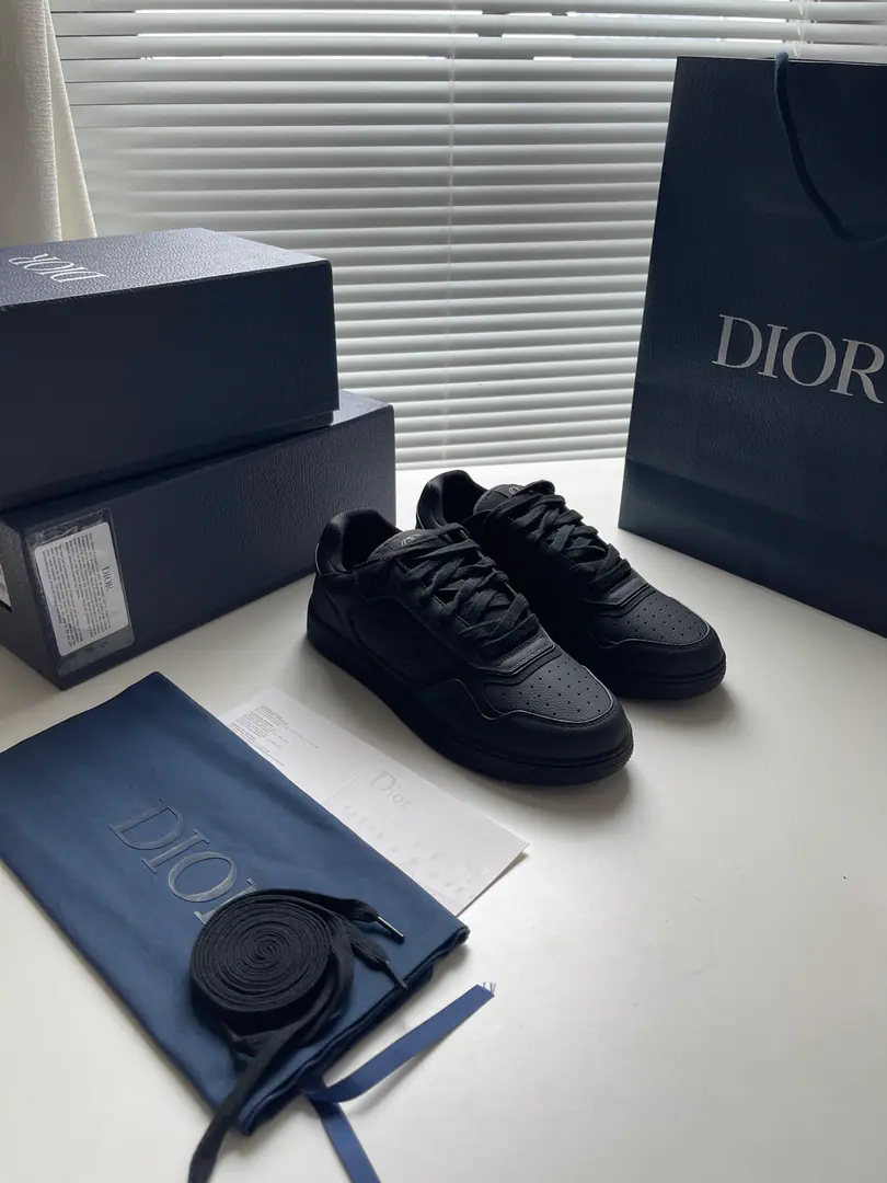 New paragraph🆕 B27 Low gang sneakers.✔️ This one is...DiorA brand-new classic.. It's carefully crafted with a pear leather., & Same-styleDior Gravity Print Effect Leather Collapse. The leather material is made of vinyl to press flowers.Oblique Print Effect Pattern, It's beautiful., ChanD～or The most wonderful process of the workshop.. CDIcon The shoes are so beautiful and so delicate., Same rubber soles., The tongues and the heels of the shoes are all red-coated with classic details., More sophisticated.. Low-end design, It's a lot of fashion., It's a good thing to wear different costumes.. Codes: 39-45 Colours: White, Gray, Green Army, Black