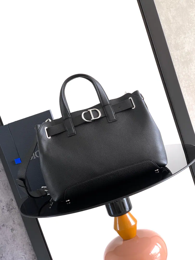 Market top version（Top First Quality）Copy 【We'll import the head-deep cow skin.❗❗❗Rejects the second layer, Reject super-fibre skin】 Small Dior Normandie Handbag. Black-coated cow leather. Numbering: 1LLME MAL_H00N This one. Dior Normandie The bags will be designed to be practical and Dior ♪ The spirit of highness is one ♪, Reconstruct with soft contour and elegant detail. It's carefully crafted with black-coated cow leather., Chan Dior The most wonderful process of the workshop.. I'm not sure. Dior Normandie Special eye up., A pair of leather-restricted belts and CD Tights., Close or open, Show me the fun.. Side-show graphic style architecture design, And there is. CD Signal feet and top handles., The fine detail highlights the graceful charm.. Internal Space Wide, A pair of commo-tone napa leather., There's a plug and a zipper pocket.. Small sizes, Matchable, Dismantled leather shoulder belts, It's a comfortable handkerchief., Shoulder or slash. Subject: Cow leather. Refried.: Fly-feathers., Cow leather. Open main partition with leather belts and CD Tights. Internal Pocket Internal zippers. Adjustable, Dismantled leather shoulder belts Top leather handle. 5 One. CD Mark metal mattresses ♪ Backside Arranged by Dior Mark Inside. Dior Pumping sign It contains dustproof bags. Italian manufacture Dimensions: 38 x 29 x 16 centimetres（Long x High x Kuan） Main partition is available 1 Department 13 Inches of laptops, A4 Documentation 1 Flatboard 0016