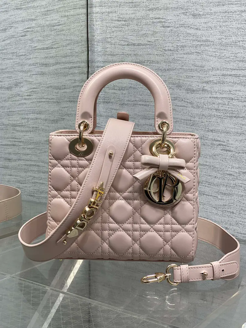 Current‼️ LadyThe latest four-time bow.🎀- Daphne bag., It's carefully crafted with a little sheep skin., A necessary bag for a man.😍. ♪ Fascinating graceful and enchanting💃🏻, It's a woman's taste to be a little stomping., Classic fashion style.. insAnd a lot of fashion.iconA bag with a man., Don't miss it.❤️ size: 20*17*8cm 6604 0009