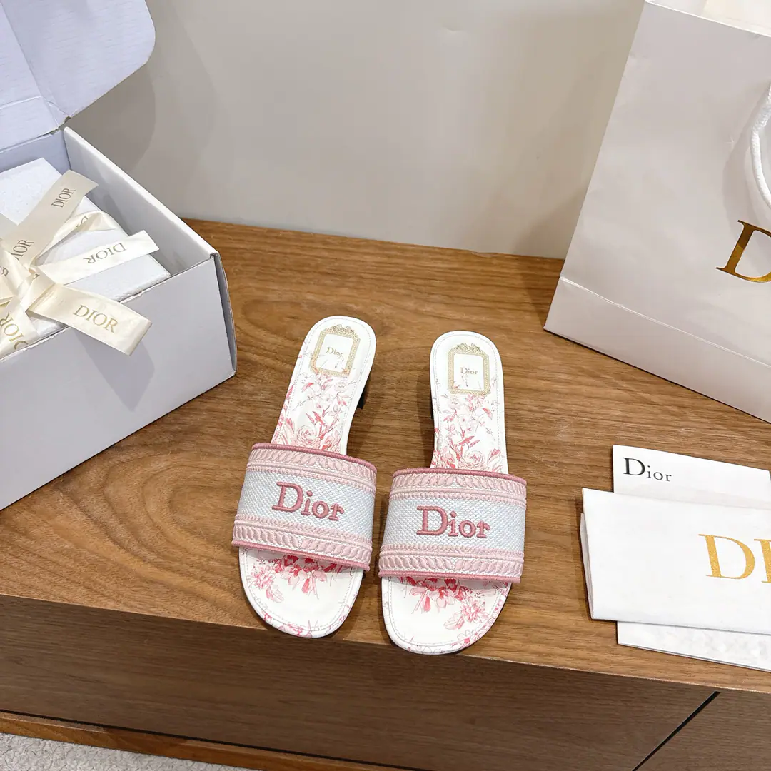 The factory price is flat. - It's a game. Dio. Dior 2026Spring and summer, the new girl's shoes. CDLetterlogoStereo-decording A pair of big, jelly-colored slippers. Market Top Version Material:The original shoe-faced, high-temperature water-melted cotton electrocution technology is a silky piece of fabric.+In the skin of the sheep.+Italy is a big-ass country. Packaging: Every pair of shoes. size: 34-43（34.40.41.42.43You're gonna have to do it or not.）