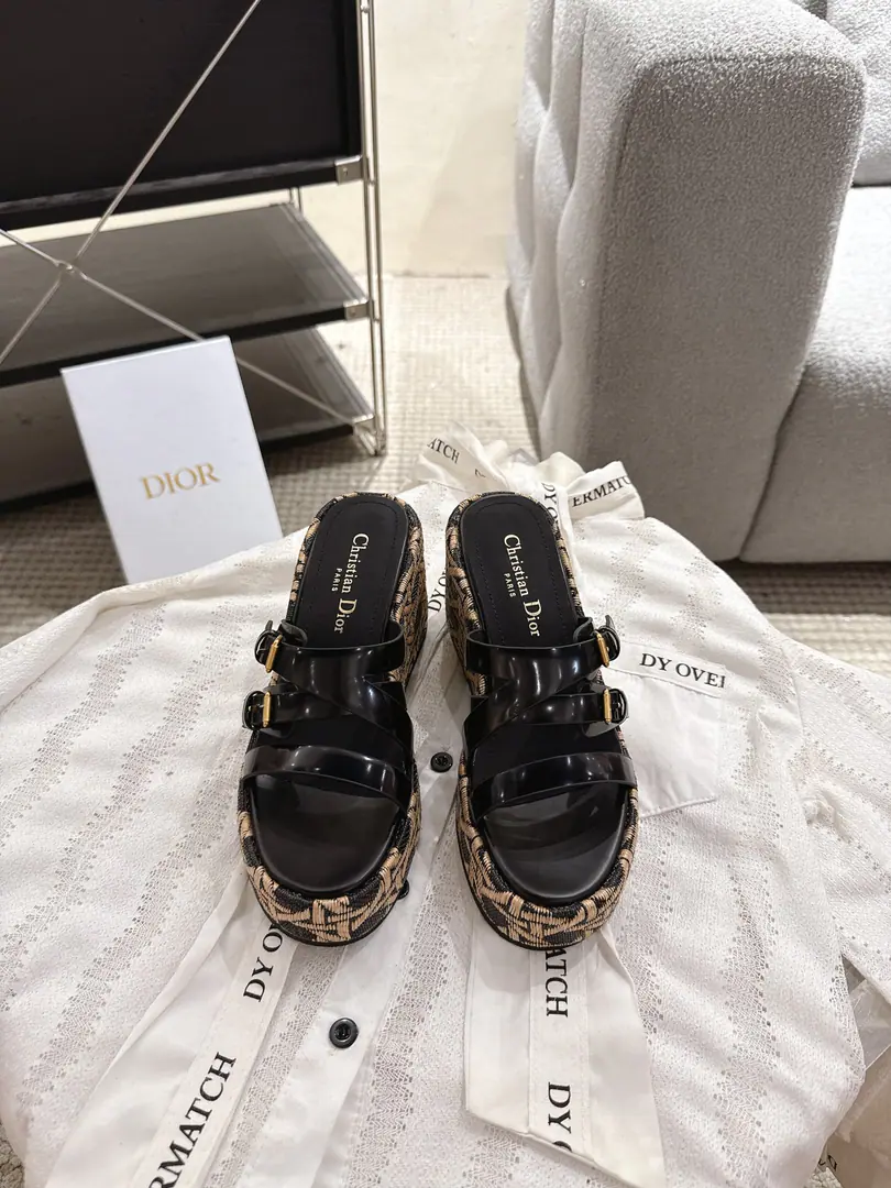 Dior Dio.25ssSpring and summer.D-Attitude The bumper and the sandals. Water-protected slippers This one. Attitude DiorThe slope and the sand. I'm drawing inspiration from the ancient signs. Show the modern style. Skins. Match9Centimetre slope and summation 3 centimetresGraphicThe vine tattoos are accosted. The back side is gold-faced metal.CDMark It's a mix of seasons and models. I'm proud of you. Shoe-faced cow skin. The inside of the cow. The original model of the rubber floor.（The originals are a model of the electromagnetic slope and...） He's tall.9cm Waterproofing stations3cm Codes: 35-40（41Do it.）