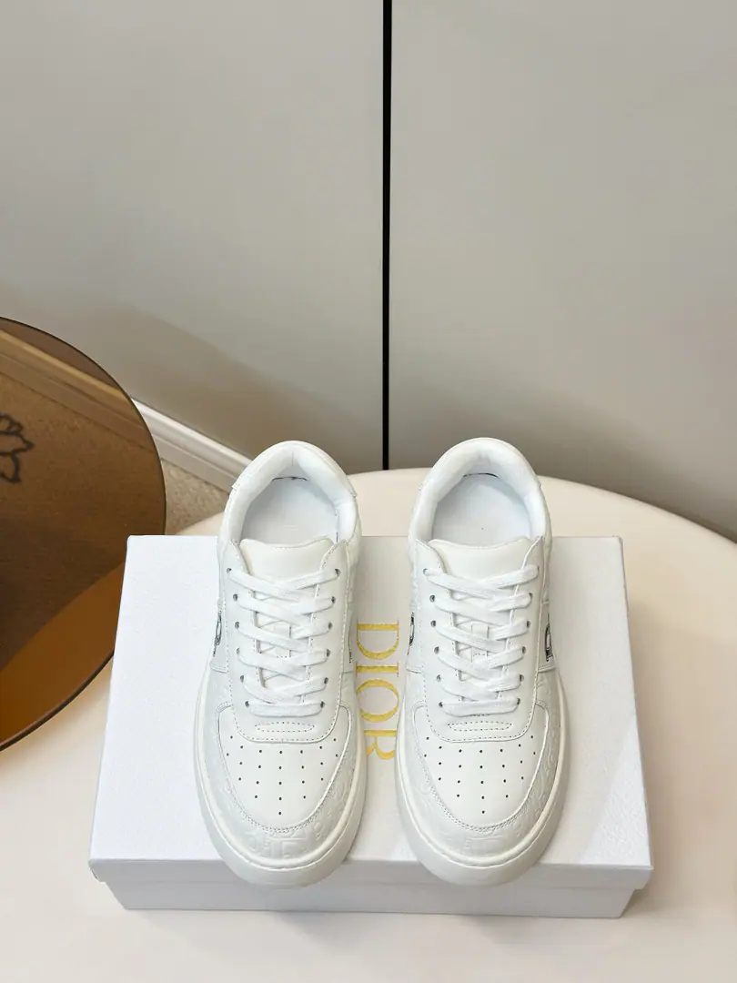 Dior｜Dior's new product is a white shoe with a thick coat of skin. Leisure sports shoes 🔥The white shoes are coming in this spring and summer.！The high-level senses of the screen are full.～The classic old flower shadow.+Collapse LetterLogo, It's a great design., Walking down the street, turning back.！The machine is a little more careful., A little guy can wear long legs.. It's a terrible quality., The upper foot is the stylish sperm.！ Shoe.: Skin seals on the calf.DSub tattoo Uchi.: Airnet. The original model of the rubber bubble is a big one. Codes: 35-40（40.41Make a reservation.）