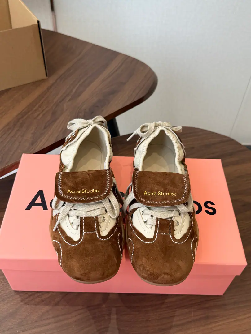 Acne Studios 26ss A new ballet shoe in the fall. Every pair of shoes, you can say, is a treasured shoe. This year's ballet shoes are so beautiful. The design was designed to fit in with ballet shoes and the fairy burst.！ Fabulous.: Lamb skin. Uchi.: Lamb skin. The details are quite fine compared to the original. Original version to open Comfortableness. Size: #35-41(40, 41No re-election.)