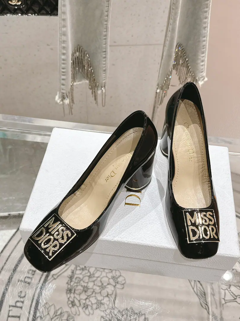 🏧𝐌𝐢𝐬𝐬 𝐃𝐢𝐨𝐫/The Diao classic Paris show. I'm a new cabinet. Metal button single shoe series This one.MissThe one-shoe series is a Paris show., Elegance fashion.. It's carefully crafted using paint leather., Shortcut, Shoe-faced metal with gold-faced beadslogoRaise the tone, Elegance atmosphere！Fashioned round-shoes and cylindrical heels are mutually reinforcing., It adds a high quality to the various shapes.. The shoes are painted with imported soft calves. The insides are all sheep's skin. Italian imports are so thick. He's tall.: 4cm/8cm Codes: 35-41 [40.41.42Custom]