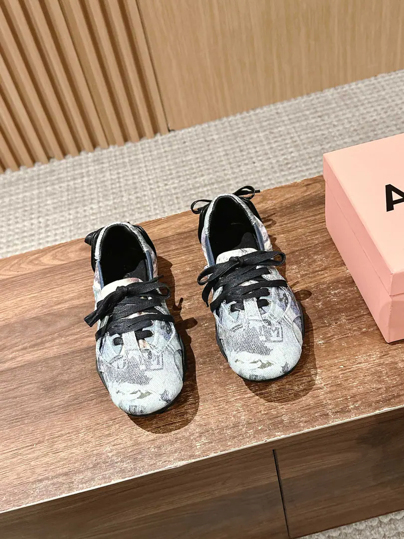 𝐀𝐜𝐧𝐞 𝐒𝐭𝐮𝐝𝐢𝐨𝐬# Akeney's new ballet shoes. The first ballerina shoes were launched in combination with the hotly-sung ballet shoes.! The whole pair of shoes also looked at the shoes on the frontal feet of the ballet actress., Build the first half of the tie design., There's cross-bands in the back of the feet., - A boat's shoe., Long, long, long head, etc., They're a little bit like toes.. Shoes are made of leather with a tattoo., And a fine decorative tie on the back of the shoe., And a pair of seamless rubber shoes., A pair of flat shoes with a romantic and street feeling.. The first time I've ever been able to do this is a combination of rice and light blue., The rice has a crack., The light blue is Danning material., The old colours of the water are reminiscent.. Size: 35-39（40I'll make sure I don't change it.）