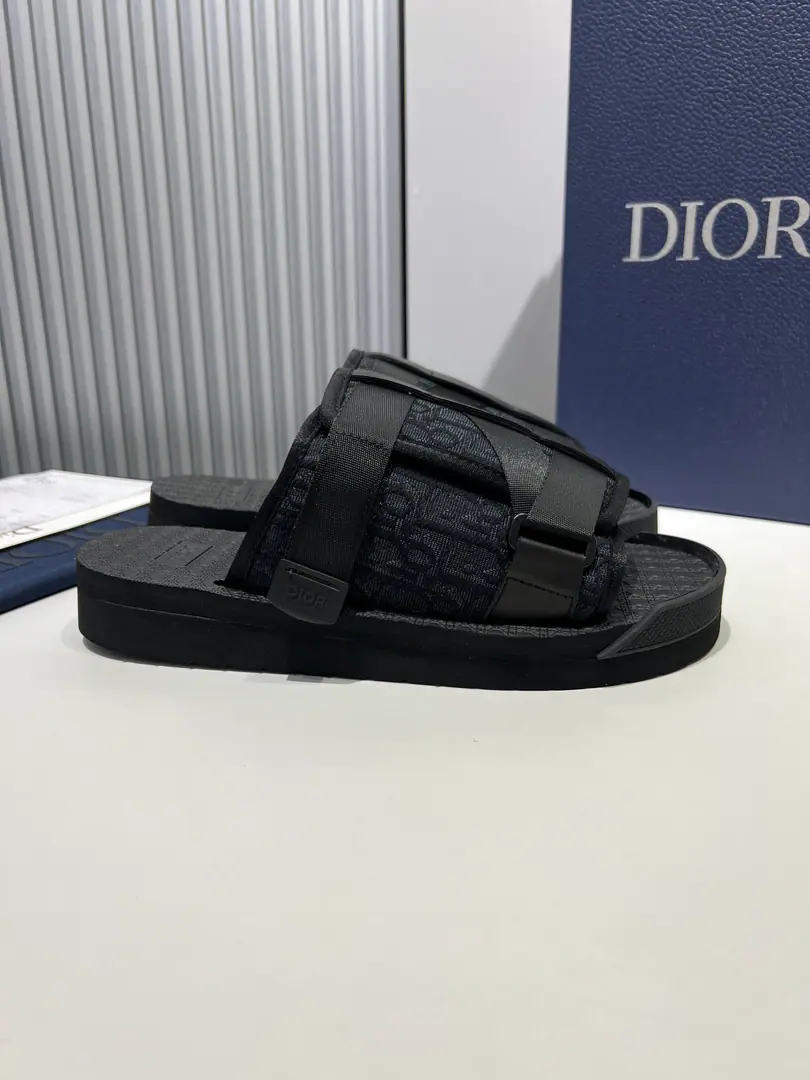 Men👨🏻Plant price, Dior Dio. Alpha ObiqueTelecodile fashion slippers The wrappers are special in the use of rice and black. Dior Oblique The classics are very familiar with electro-mapping. The pattern originally started with 1967 Introduction. This sandal is based on a solid pair of rubber shoes., With black nylon., Sidesark“Dior”Logo, Heads of front rubbers.. You can wear jeans or pants., To improve the tone of the recreational dress.. Size:39-45(46I'll make sure I don't change it.)