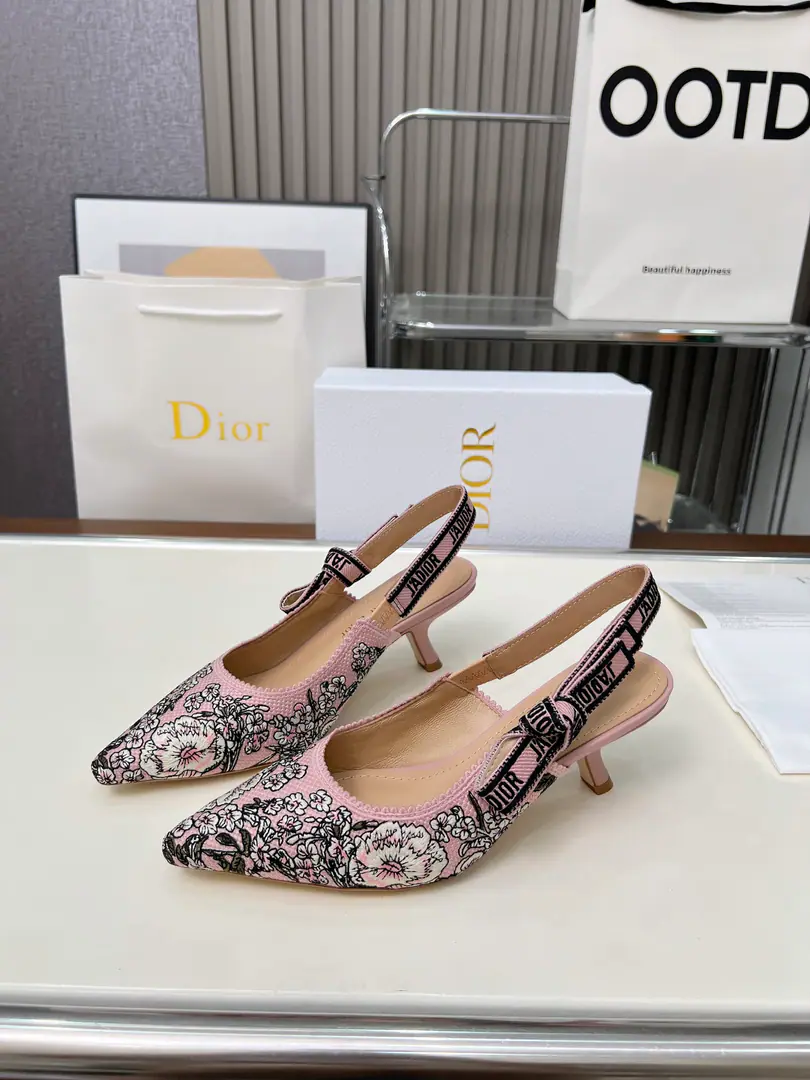 Gum./Python. 🏧𝐃𝐈𝐎𝐑Dio. - A embroidered heels. Embroidery LetterlogoSkins and sandals. The cabinet has a new picture of the flower embroidery.. Original purchase. Specialized materials. The original one-to-one.！ Original Speculated Environmental Pyrome Shoes In top-of-the-sheep skin.+Pure copper hardware button. Size: 34-43 [40.41.42Custom]