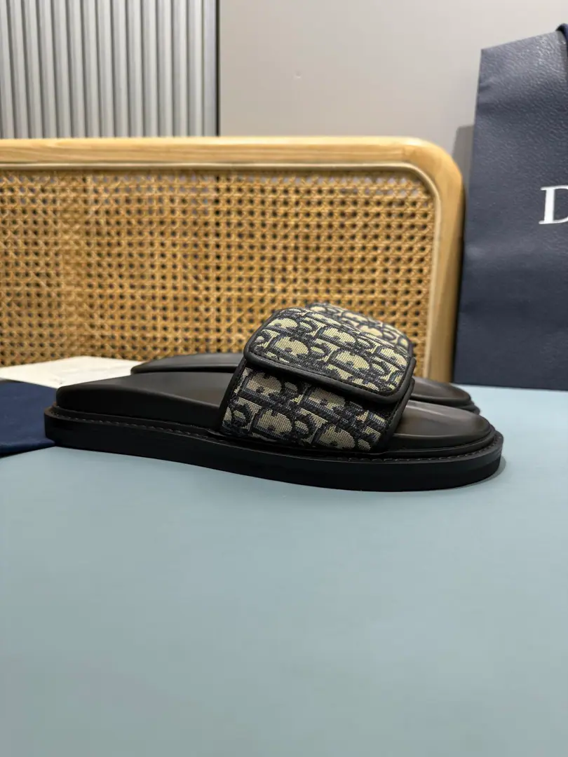Men👨🏻Plant price, A new trick. 🆕Dior Aqua A man's slippers are elegant and leisurely.. - I'll take a D.～Ash CD Diamond Reconstruct the canvas., Inspired by the... Dio～Archives. Match“D”Signs and commo-tone bottoms, It's easy to match shorts or jeans., Make a fine shape.. Codes: 39-46 (46I'll make sure I don't change it.)
