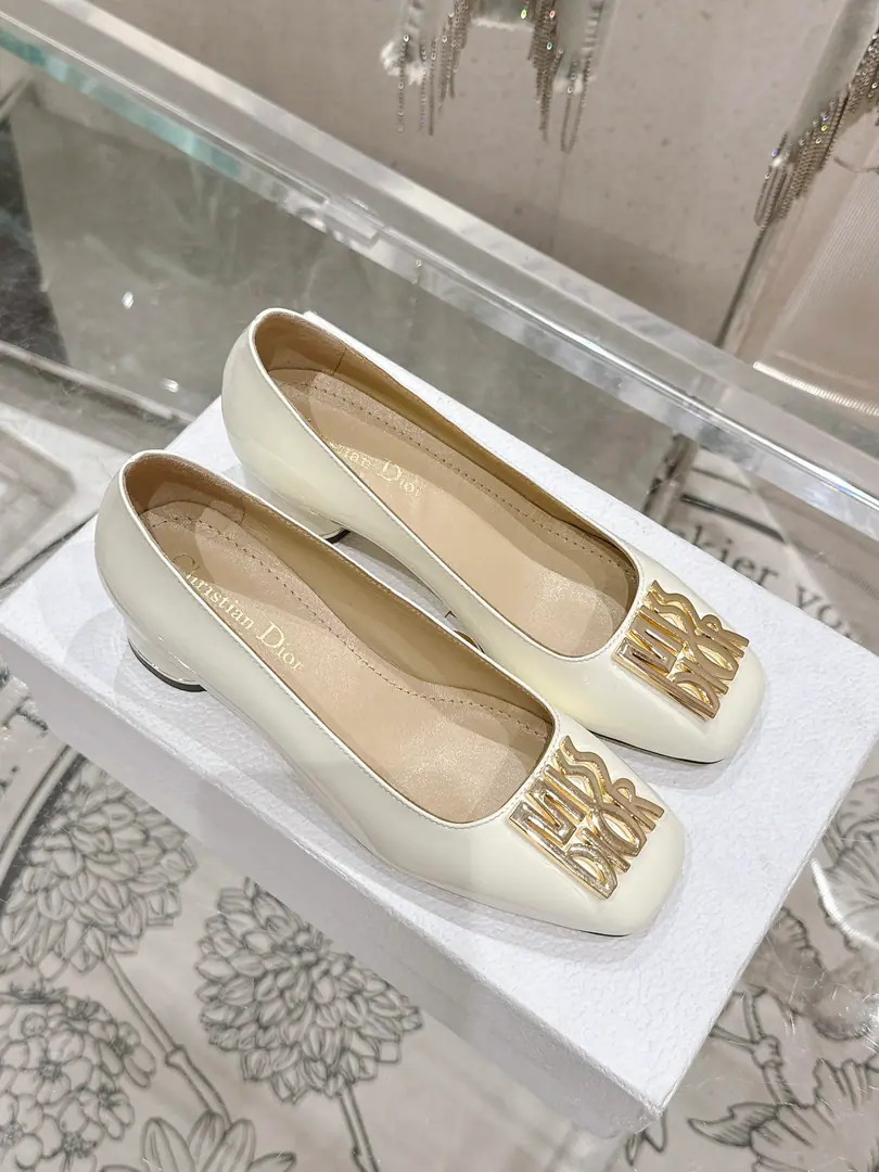 🏧𝐌𝐢𝐬𝐬 𝐃𝐢𝐨𝐫/The Diao classic Paris show. I'm a new cabinet. Metal button single shoe series This one.MissThe one-shoe series is a Paris show., Elegance fashion.. It's carefully crafted using paint leather., Shortcut, Shoe-faced metal with gold-faced beadslogoRaise the tone, Elegance atmosphere！Fashioned round-shoes and cylindrical heels are mutually reinforcing., It adds a high quality to the various shapes.. The shoes are painted with imported soft calves. The insides are all sheep's skin. Italian imports are so thick. He's tall.: 4cm/8cm Codes: 35-41 [40.41.42Custom]