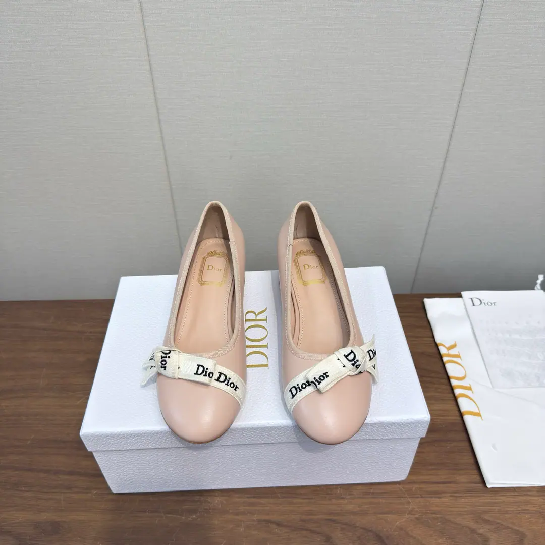DIOr 26ss New paragraph Butterfly knots.🎀 Heel-shoes. Mary Jane's shoes. Ballet shoes. High Version DiorThe butterfly is wearing ballet shoes.｜Elegance never fades., Classic ballet shoes.+Signal Letter Butterfly Collar, French Ecliptic Laman, Soft-Back Round Head Design, The upper foot is comfortable., It's been a long time., 2& Colour all styles: The fog is blue and the warm atmosphere., The classic Black Book is right., Telecommuting, Date, Out of the street., Telecommuting, One pair to get everything done., The color value and comfort are online, The eternal classics in the shoe cabinet.. I've been wearing it long enough to be tired., It's the whole shoe cabinet.！♪ Gentle ♪/Sweet, cool girls can handle it., Close your eyes and don't step on the thunder.. Shoe.: Feature original material➕Lamb skin. Uchi.: Lamb skin. Otsumi!: Italy is a big-ass country. size: 35-41Code（40, 41Code custom is not to be changed）