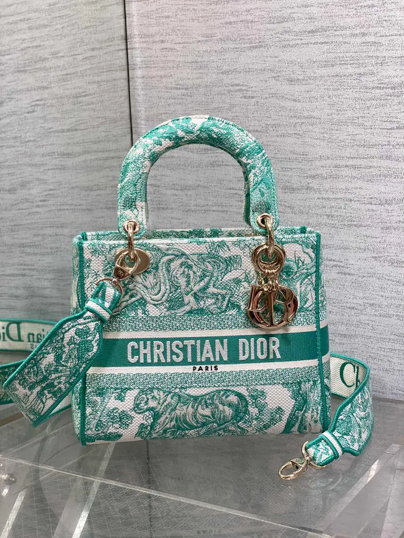 LadyThe Emblem Green Jungle Tigers Series🙋🏻‍♀️, A beautiful embroidery., Classic design, It's a very bright bag., Large-volume design, Dirt-shaped Godpiece💪🏻, You're a fashionist., Super retro.😘, The capacity is good., Just throw everything in there.😜 size:24*11*20cm 6605 0021