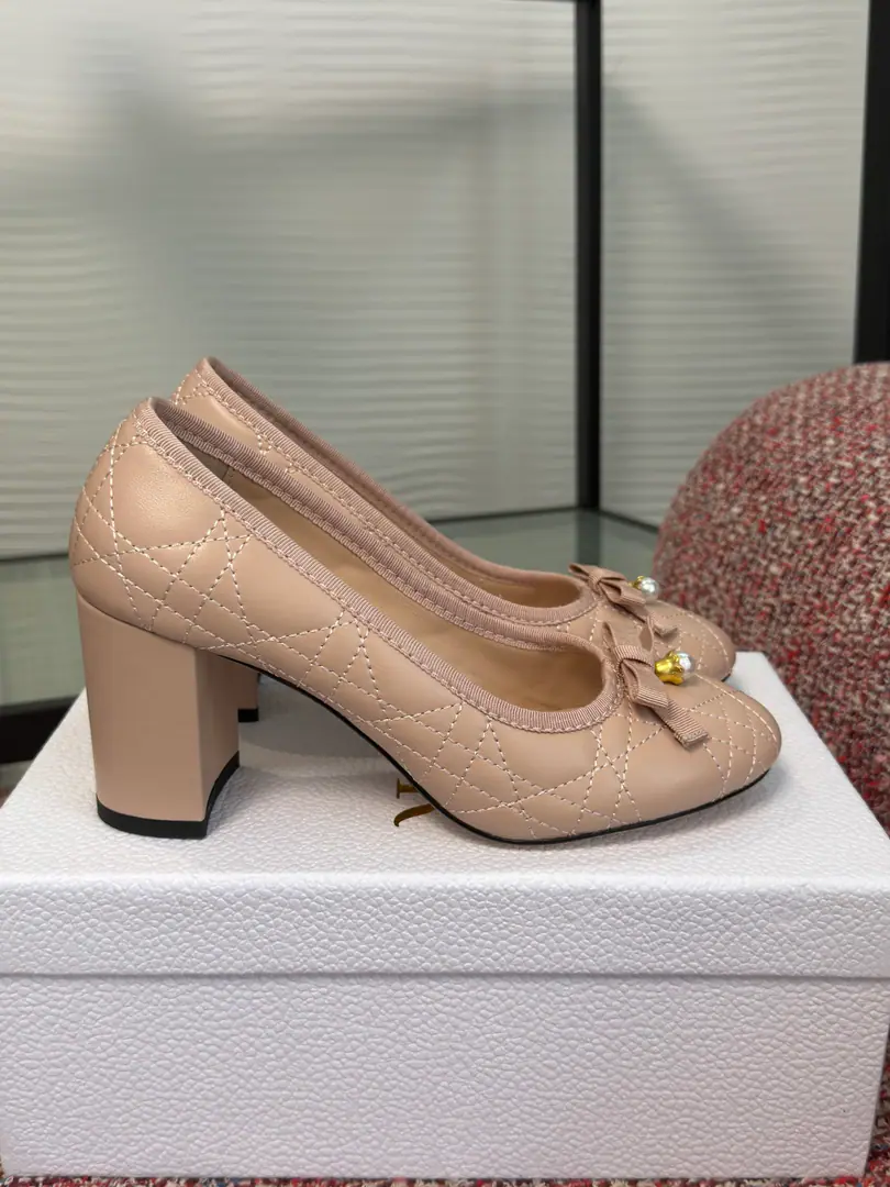 Top Version DIOR Dio. 2026 Autumn brandy. Oblique Embroidery Butterfly knots. High heels. Ballet shoes. Single shoes. This one. Dior Ballet shoes. Dior Reinterpret classics with high-set elements. We use the naked color, we sew the leather., A Vine-Gart pattern., A beautiful bow of a bow., The dots are inspired by classics. Dior Tribales White earrings. CD Rude beads., Don't make a single.. Soft and cozy., A pair of leather and a staircase., It's a little bit of a pen for the season's styles.. Fabulous.: Import of sheep skin Uchi./Foot.: Import of sheep skin Otsumi!: Italian imports are so thick. He's tall.: 7.5cm Size: 34-41（34 40 41I'll make sure I don't change it.）